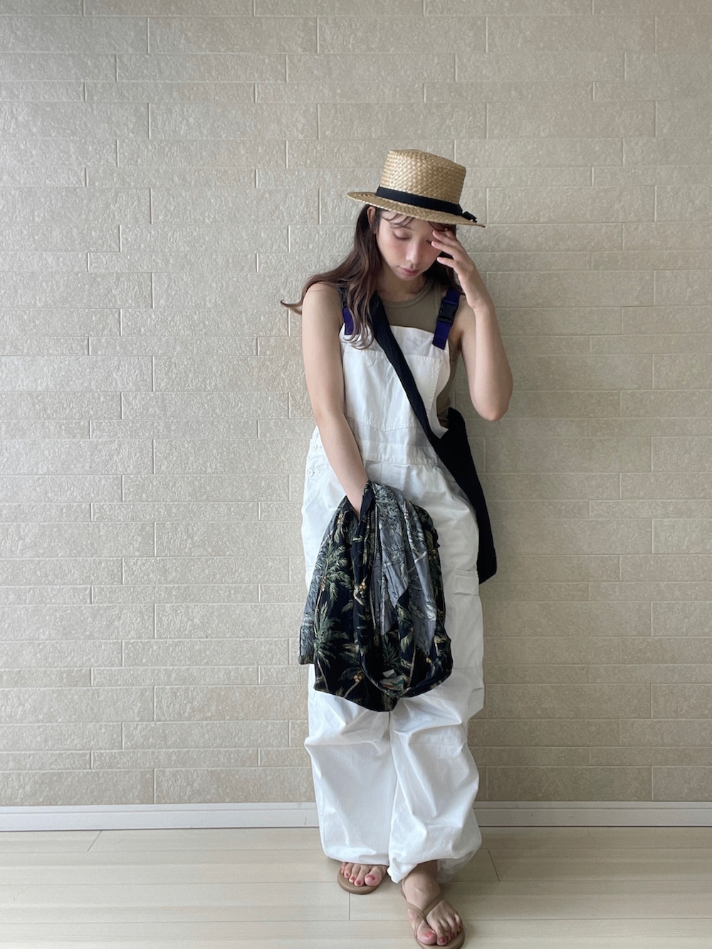 ホワイト系のサロペット/オーバーオール、ブラウン系のサンダル、ブラック系のショルダーバッグを着用したレディースの夏コーディネートの3枚目の写真
