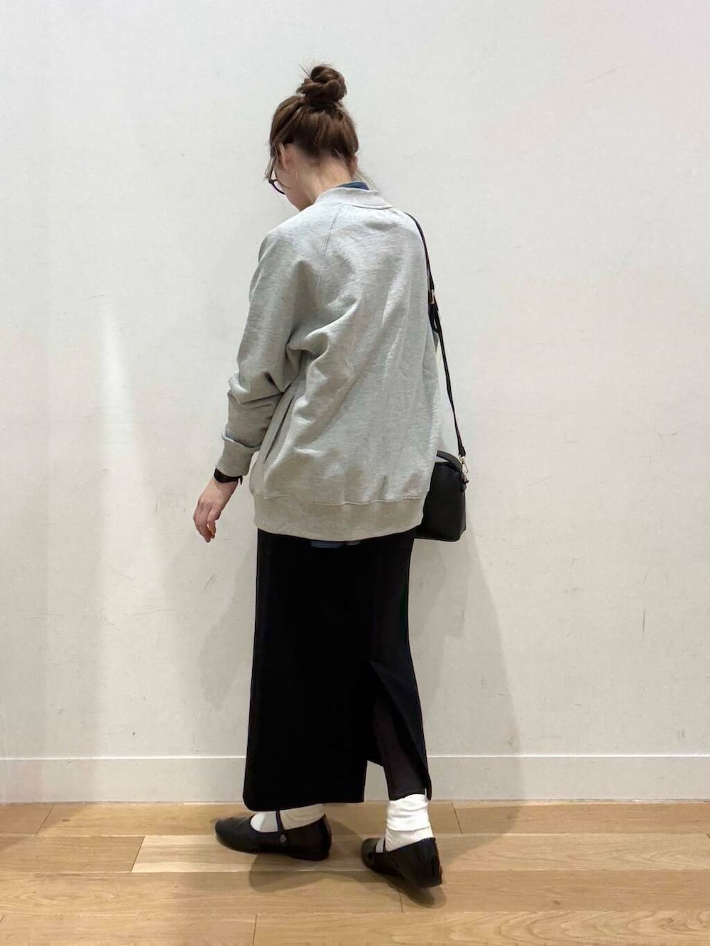 グレー系のカーディガン/ボレロ、ブルー系のシャツ/ブラウス、ベージュ系のその他アウターを着用したレディースの冬コーディネートの3枚目の写真