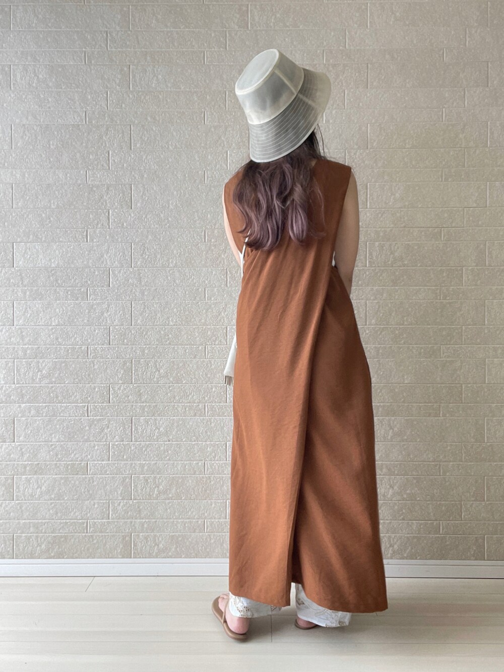 ブラウン系のワンピース、ホワイト系のその他パンツ、ブラウン系のサンダルを着用したレディースの夏コーディネートの4枚目の写真