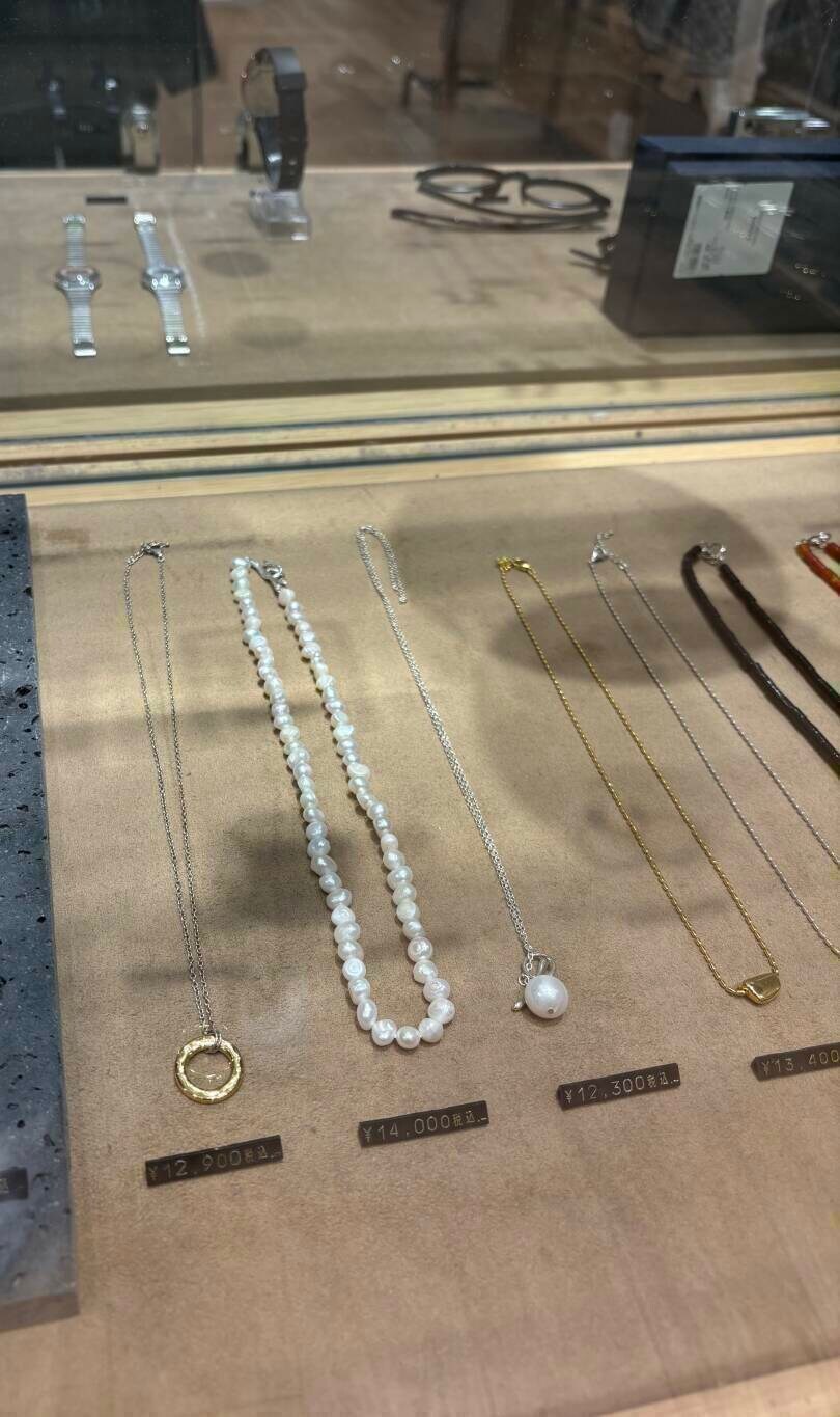 ホワイト系のスニーカー、グレー系のスカート、ホワイト系のダウンジャケット/コートを着用したレディースの冬コーディネートの9枚目の写真