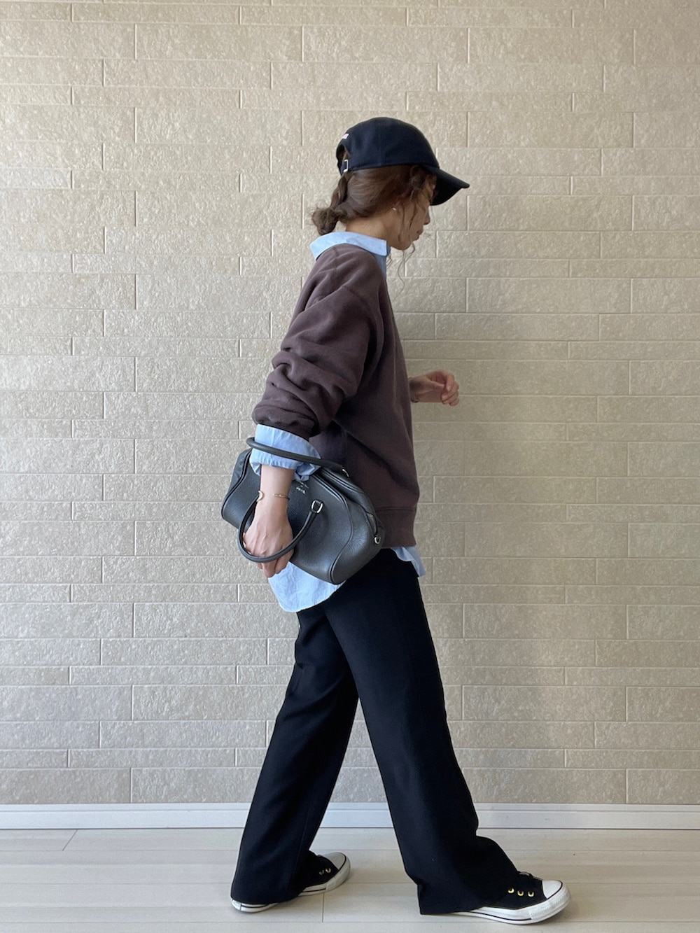 ブラック系のその他パンツ、グレー系のボストンバッグ、ブラウン系のスウェットを着用したレディースの秋コーディネートの4枚目の写真