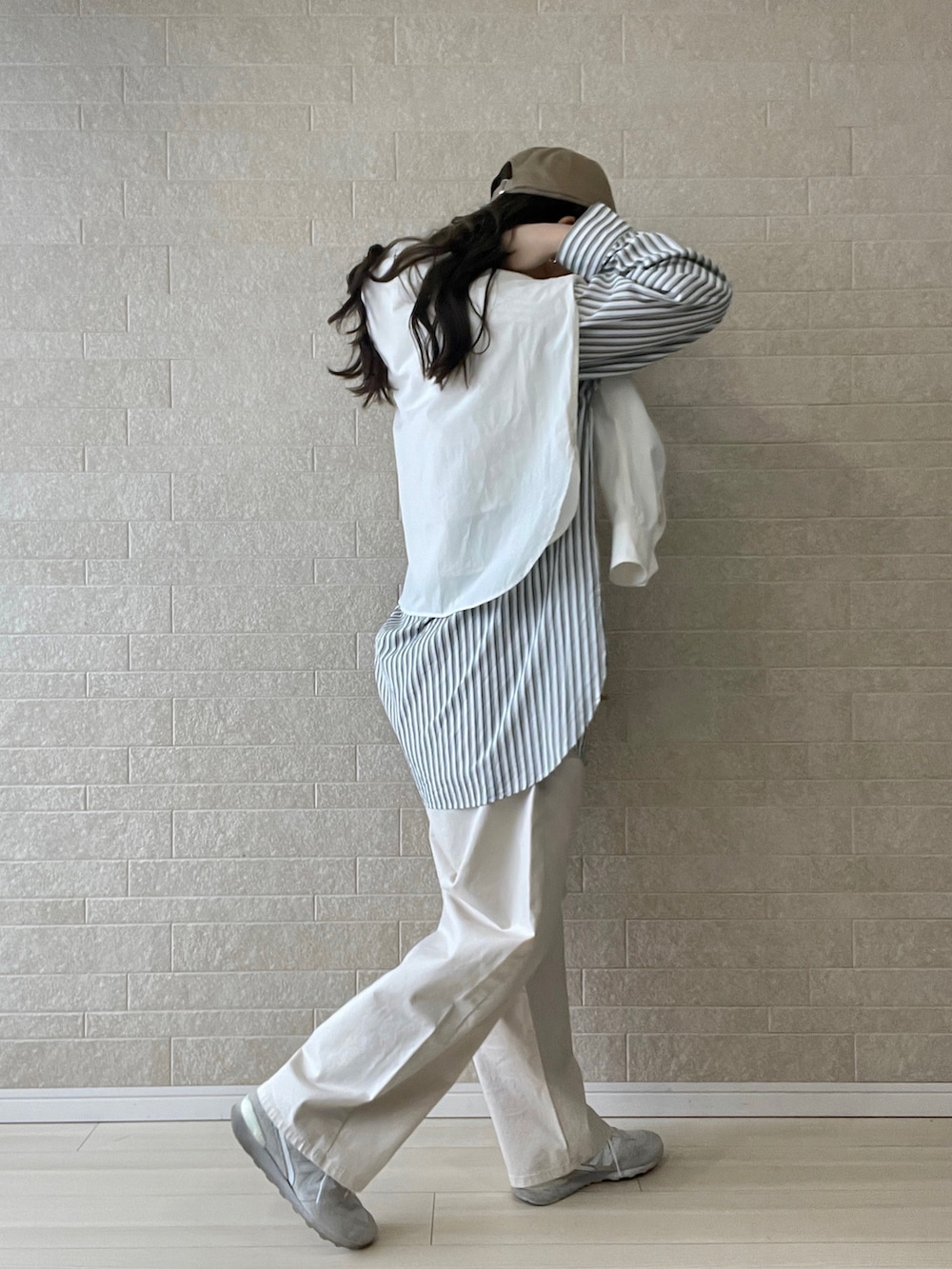 ホワイト系のその他パンツ、ブラウン系のシャツ/ブラウス、ホワイト系のスニーカーを着用したレディースの春コーディネートの2枚目の写真