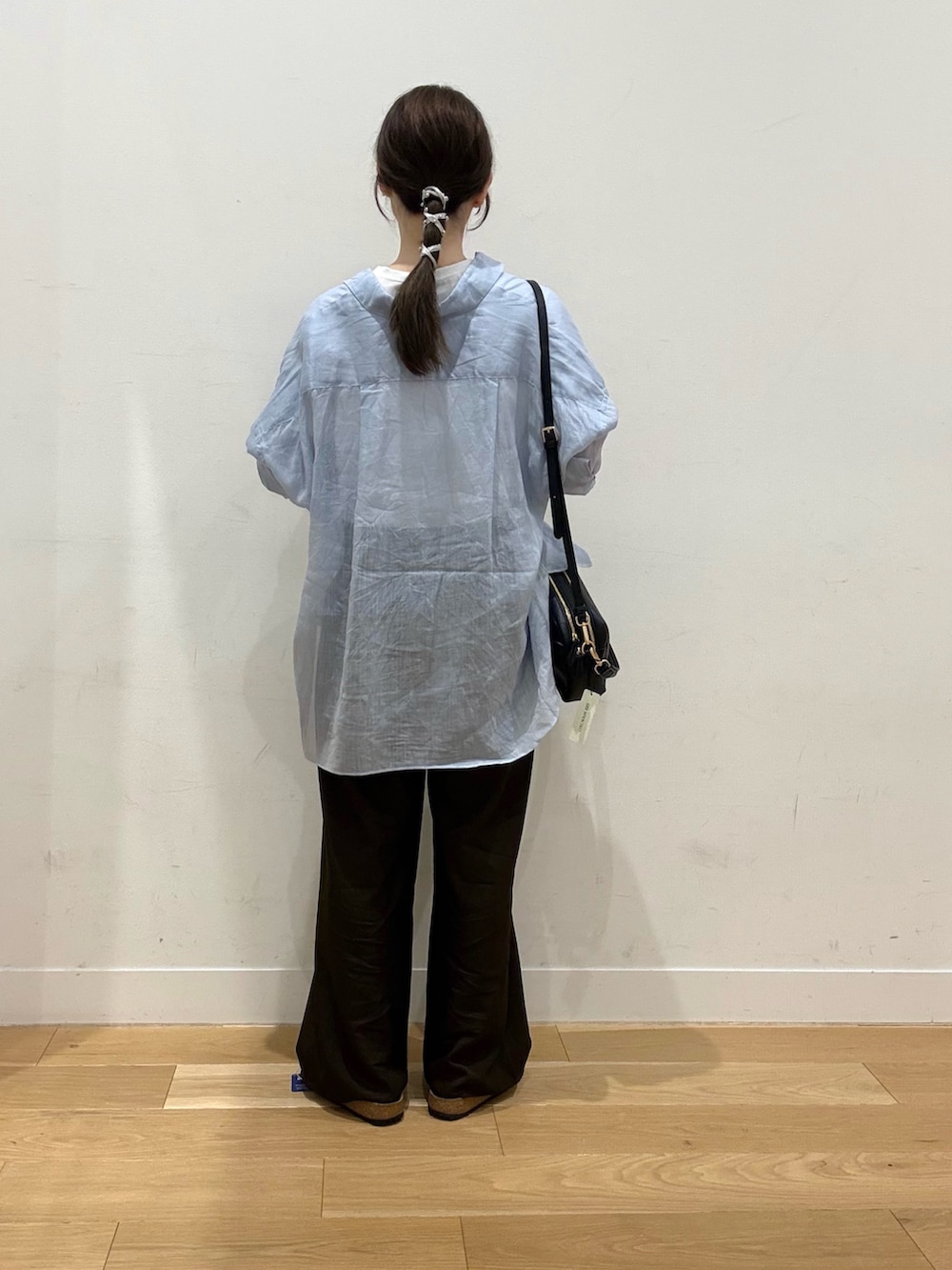 ホワイト系のTシャツ/カットソー、ブラウン系のその他パンツ、ブラック系のショルダーバッグを着用したレディースの夏コーディネートの4枚目の写真