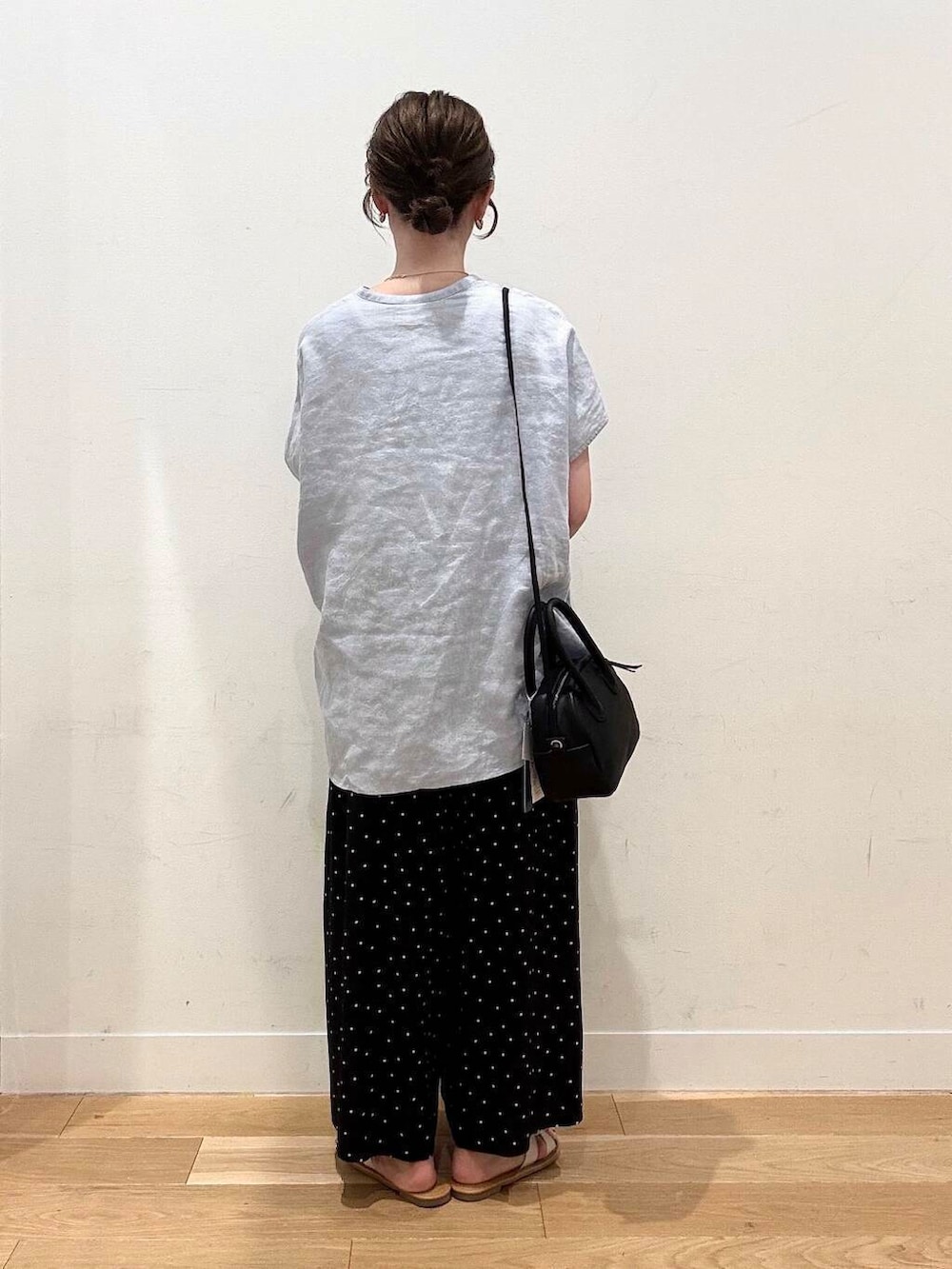 ホワイト系のサンダル、ブラック系のその他パンツ、ブルー系のシャツ/ブラウスを着用したレディースの夏コーディネートの2枚目の写真