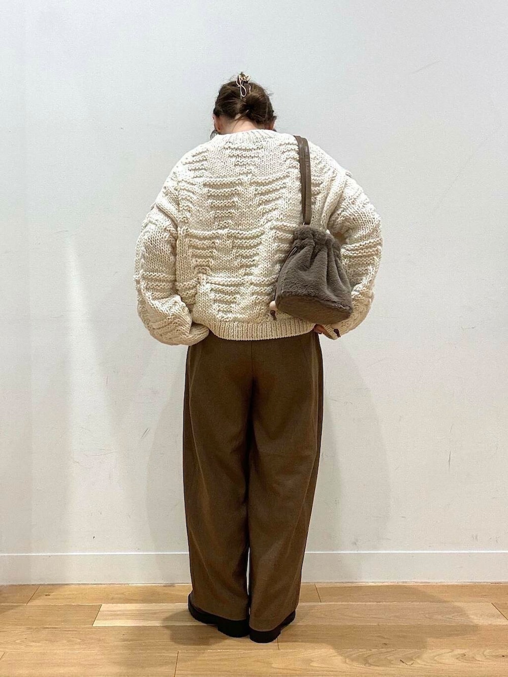 ブラウン系のタンクトップ、ホワイト系のニット/セーター、ブラウン系のブーツを着用したレディースの秋コーディネートの4枚目の写真