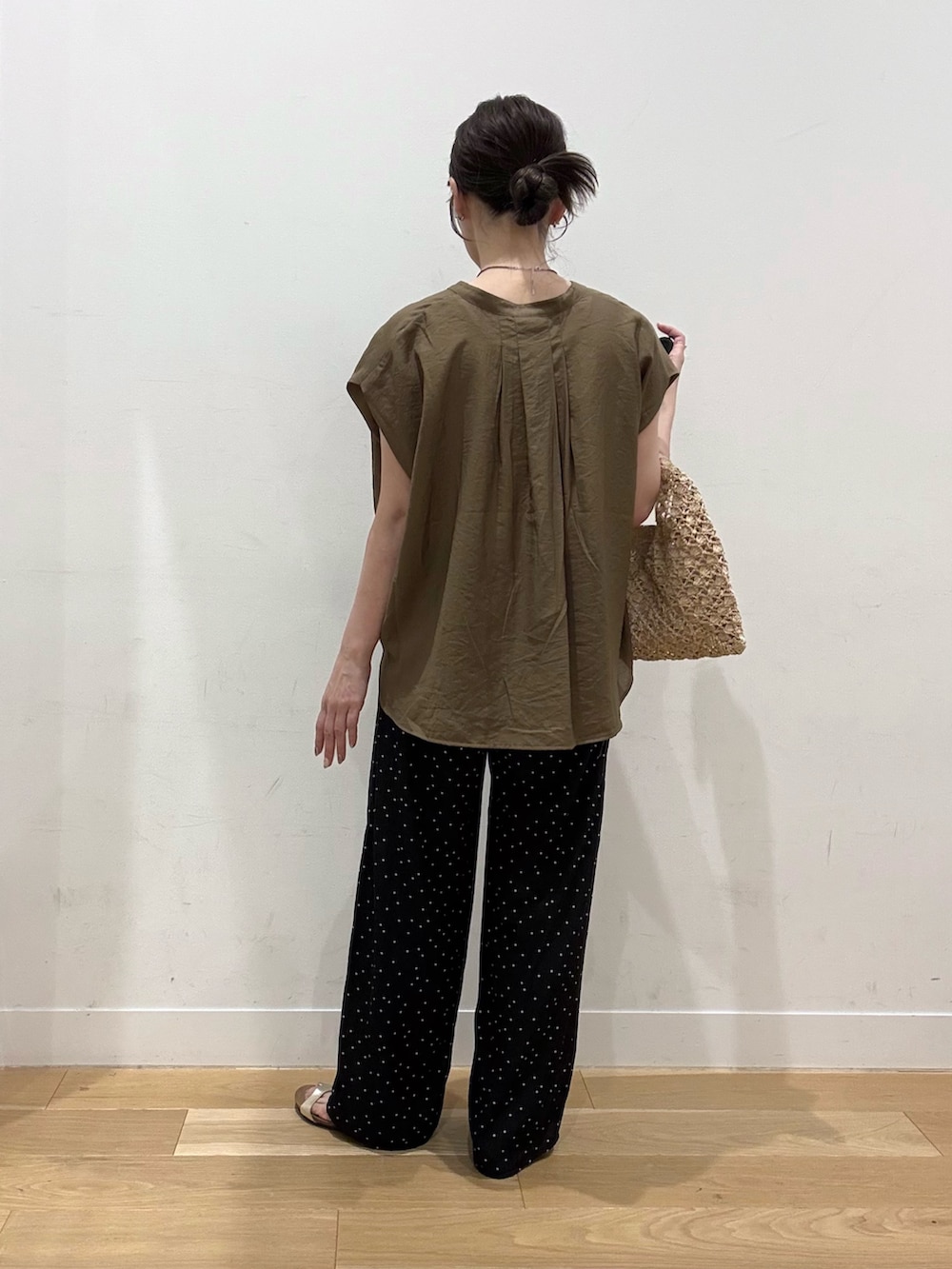 ベージュ系のハンドバッグ、ベージュ系のシャツ/ブラウス、ブラック系のその他パンツを着用したレディースの夏コーディネートの3枚目の写真