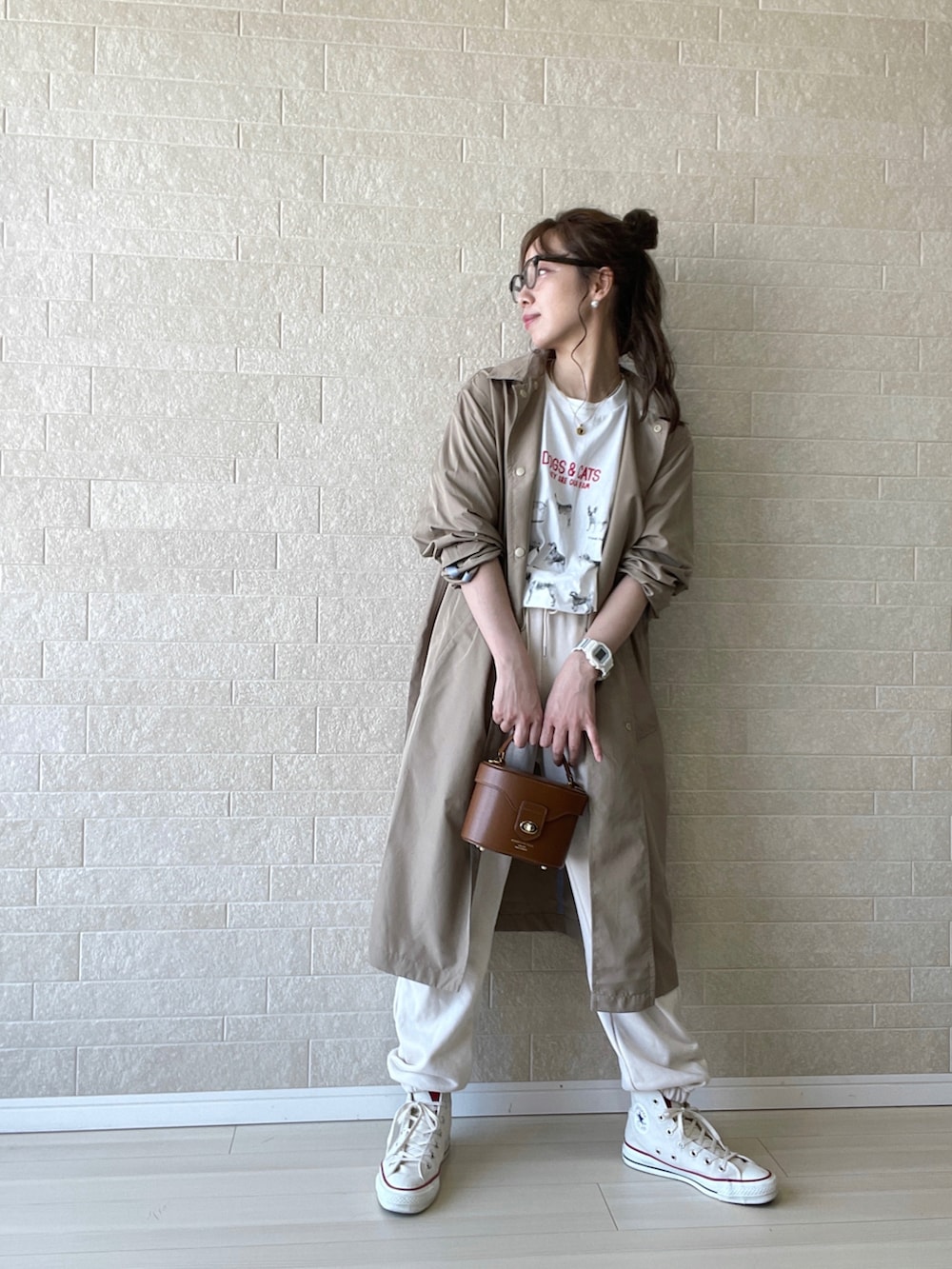 ホワイト系のTシャツ/カットソー、イエロー系のハンドバッグ、ホワイト系のスニーカーを着用したレディースの春コーディネートの3枚目の写真