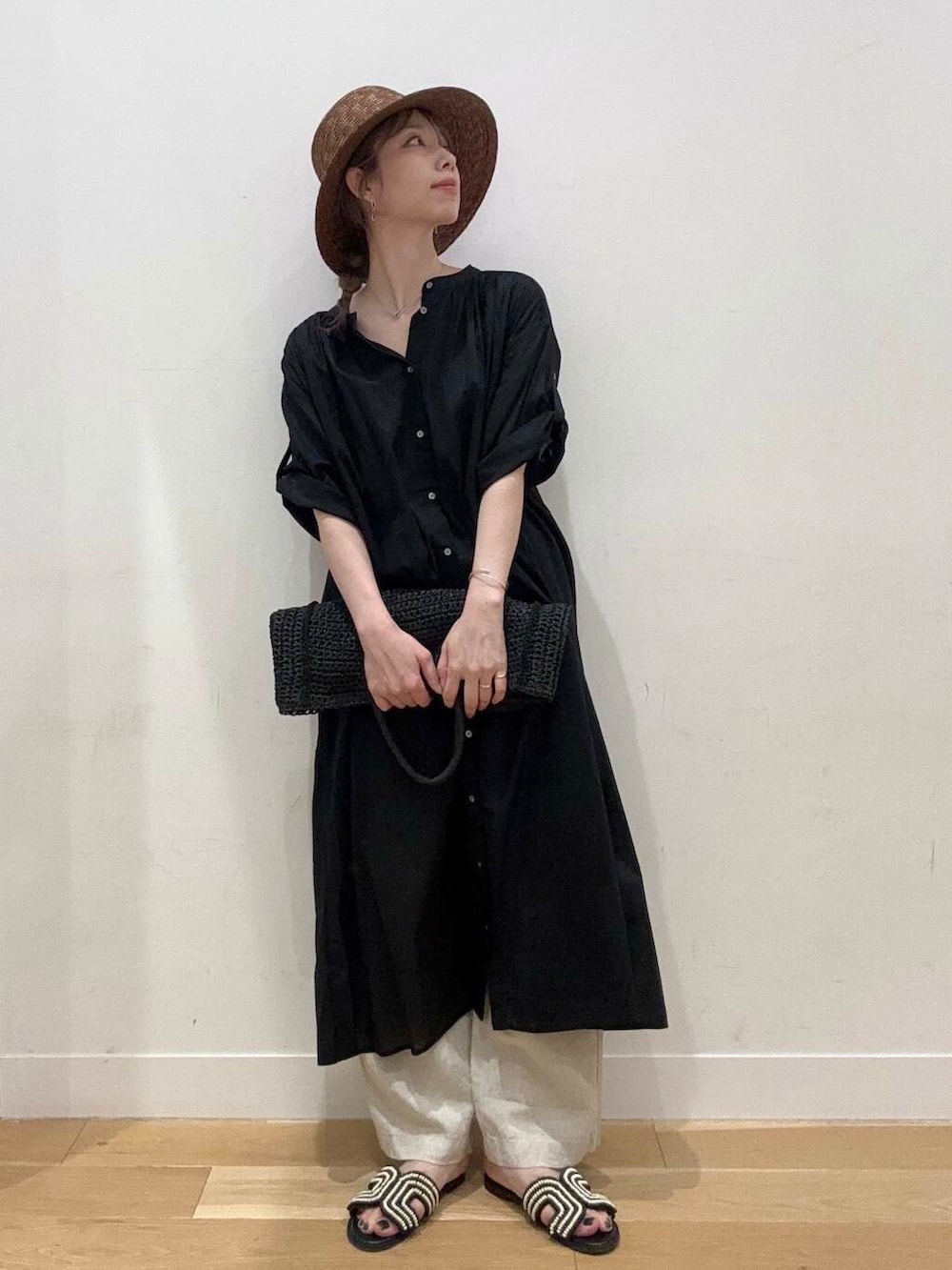 ベージュ系のその他パンツ、ブラック系のトートバッグ、ブラック系のワンピースを着用したレディースの春コーディネートの2枚目の写真