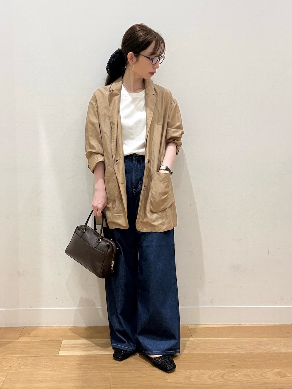 ホワイト系のTシャツ/カットソー、ブルー系のデニムパンツ、ベージュ系のその他アウターを着用したレディースの夏コーディネートの3枚目の写真