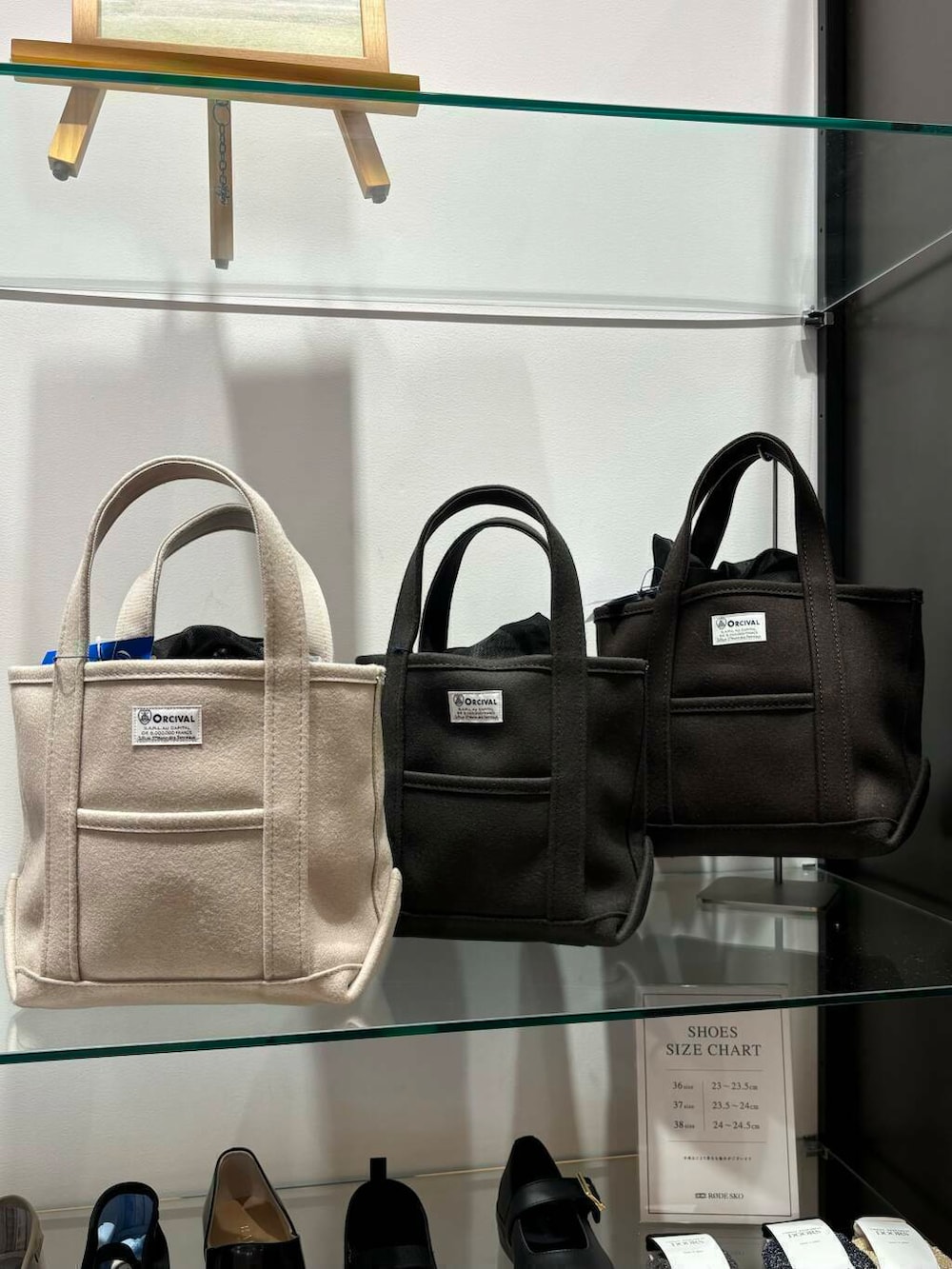 ホワイト系のTシャツ/カットソー、ホワイト系のスニーカー、ベージュ系のトートバッグを着用したレディースの秋コーディネートの7枚目の写真