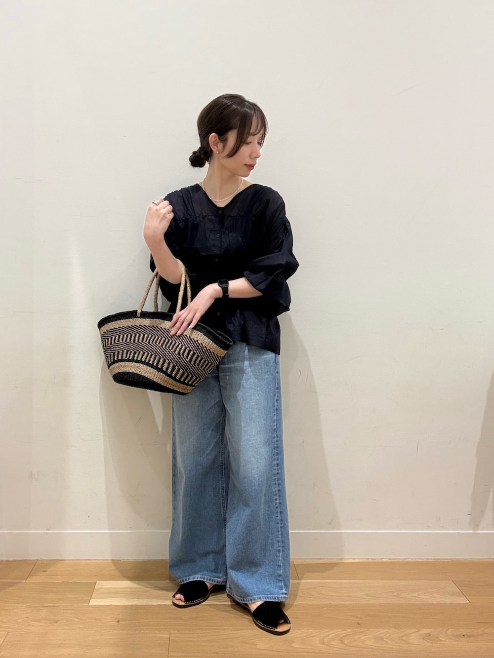 ブルー系のシャツ/ブラウス、ブルー系のデニムパンツ、ブラック系のサンダルを着用したレディースの春コーディネートの2枚目の写真