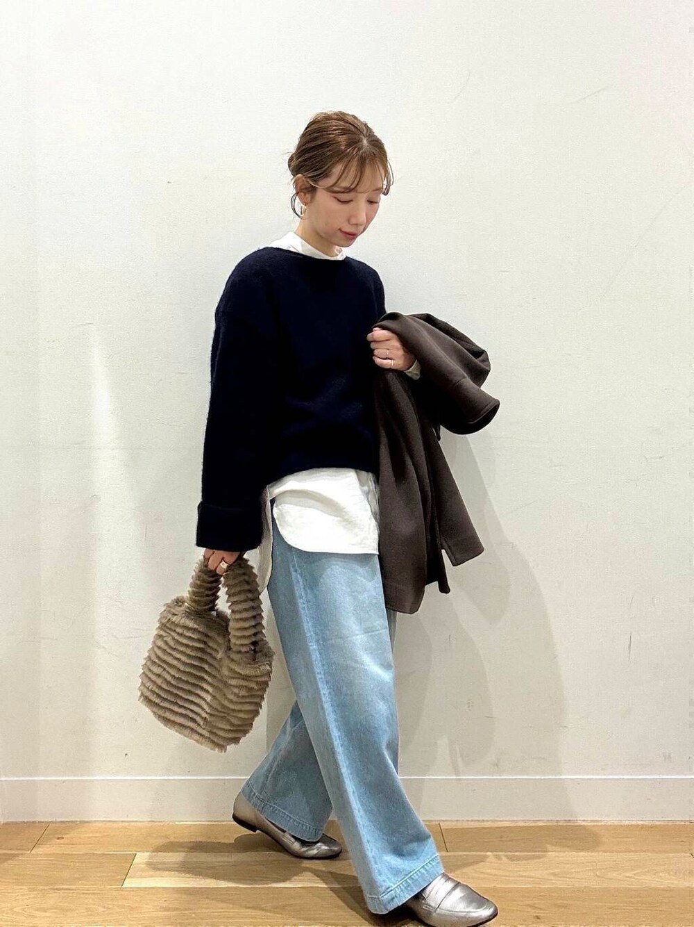 ホワイト系のシャツ/ブラウス、ブラウン系のその他アウター、シルバー系のローファーを着用したレディースの冬コーディネートの5枚目の写真