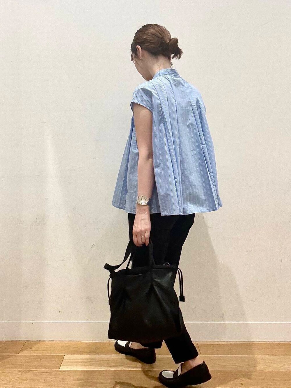 ブラック系のその他パンツ、ブラック系のショルダーバッグ、ブルー系のシャツ/ブラウスを着用したレディースの夏コーディネートの5枚目の写真