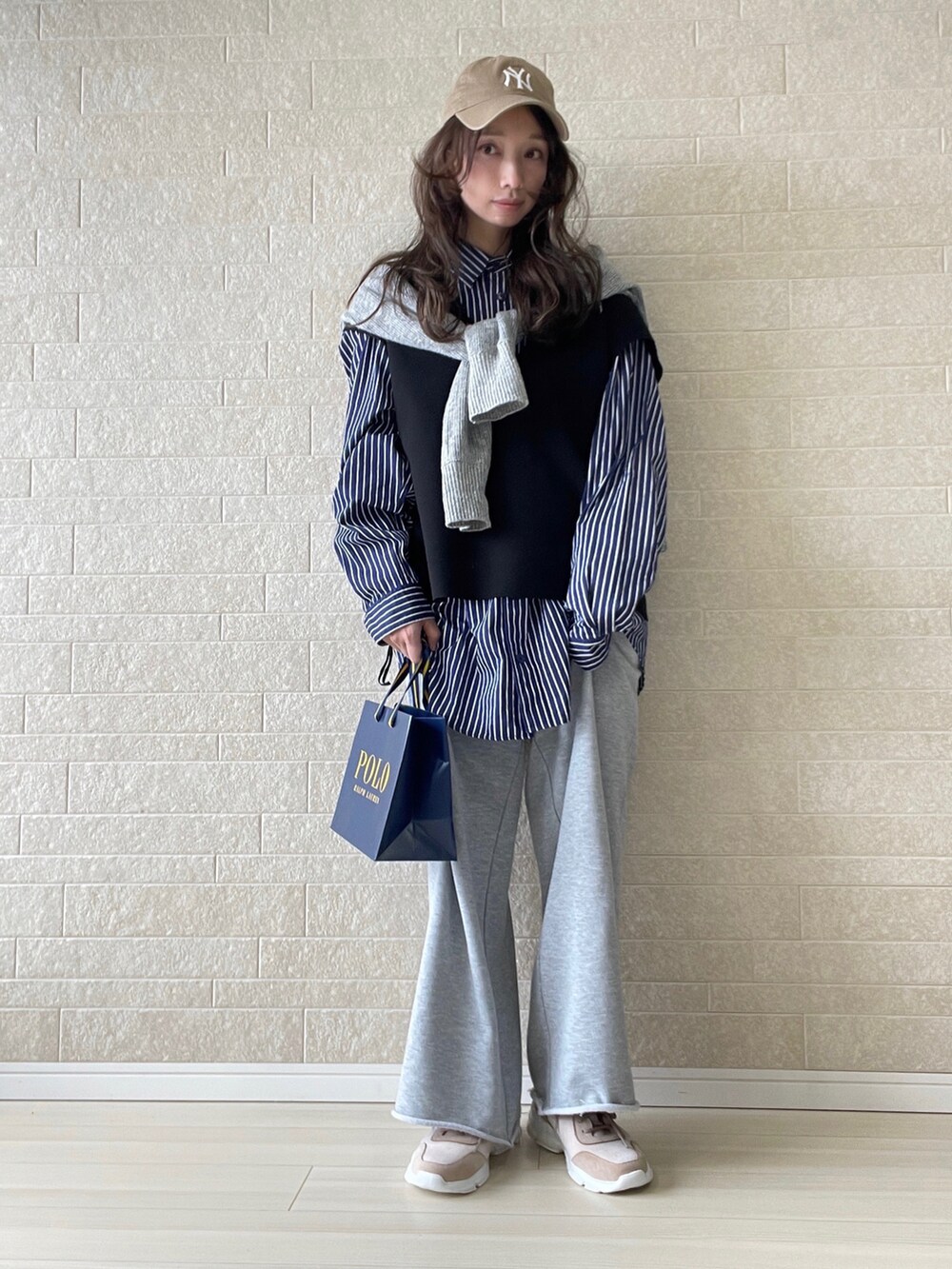 ピンク系のスニーカー、ブルー系のシャツ/ブラウス、ブラック系のベストを着用したレディースの冬コーディネートの5枚目の写真