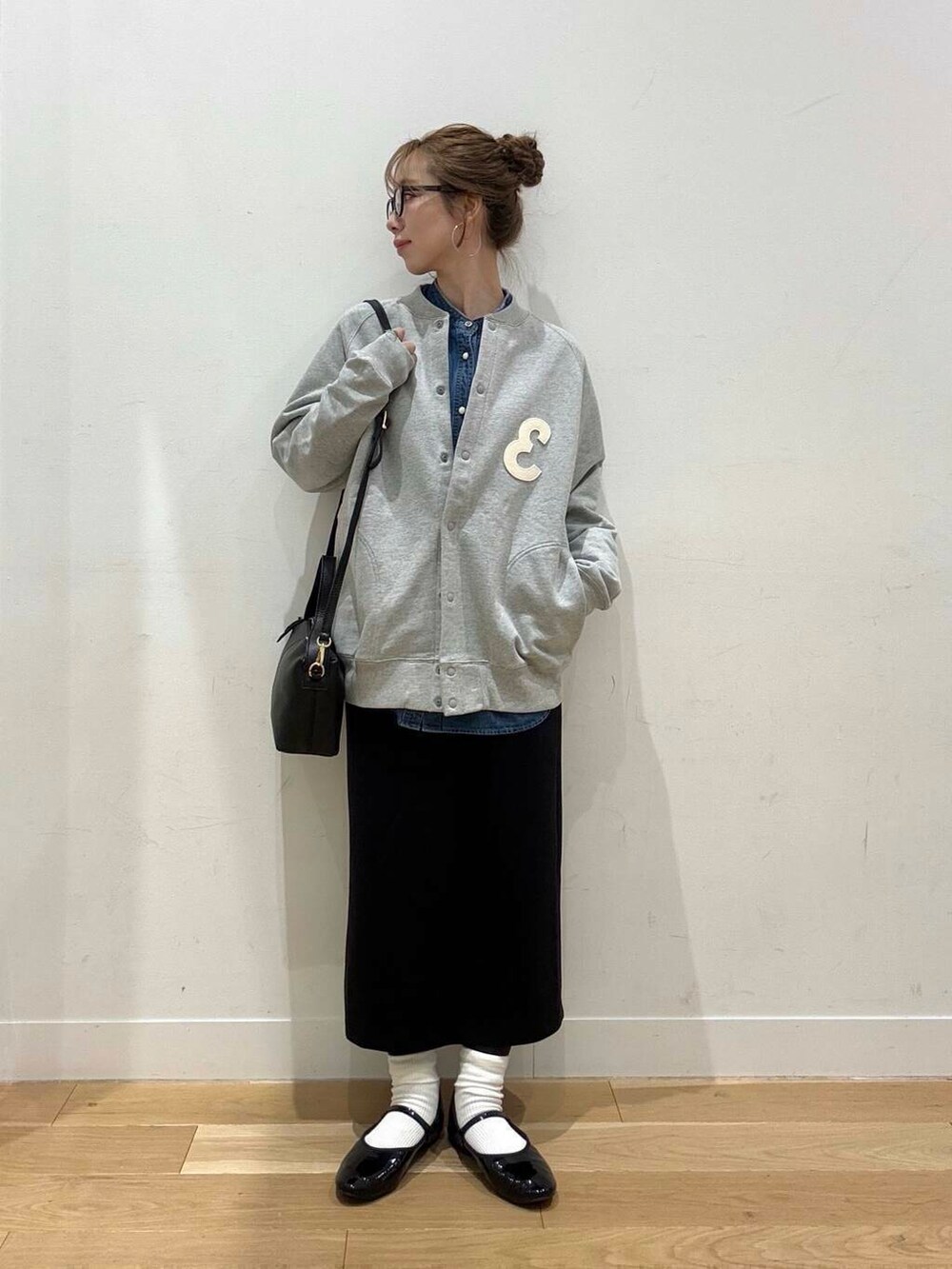 グレー系のカーディガン/ボレロ、ブルー系のシャツ/ブラウス、ベージュ系のその他アウターを着用したレディースの冬コーディネートの5枚目の写真