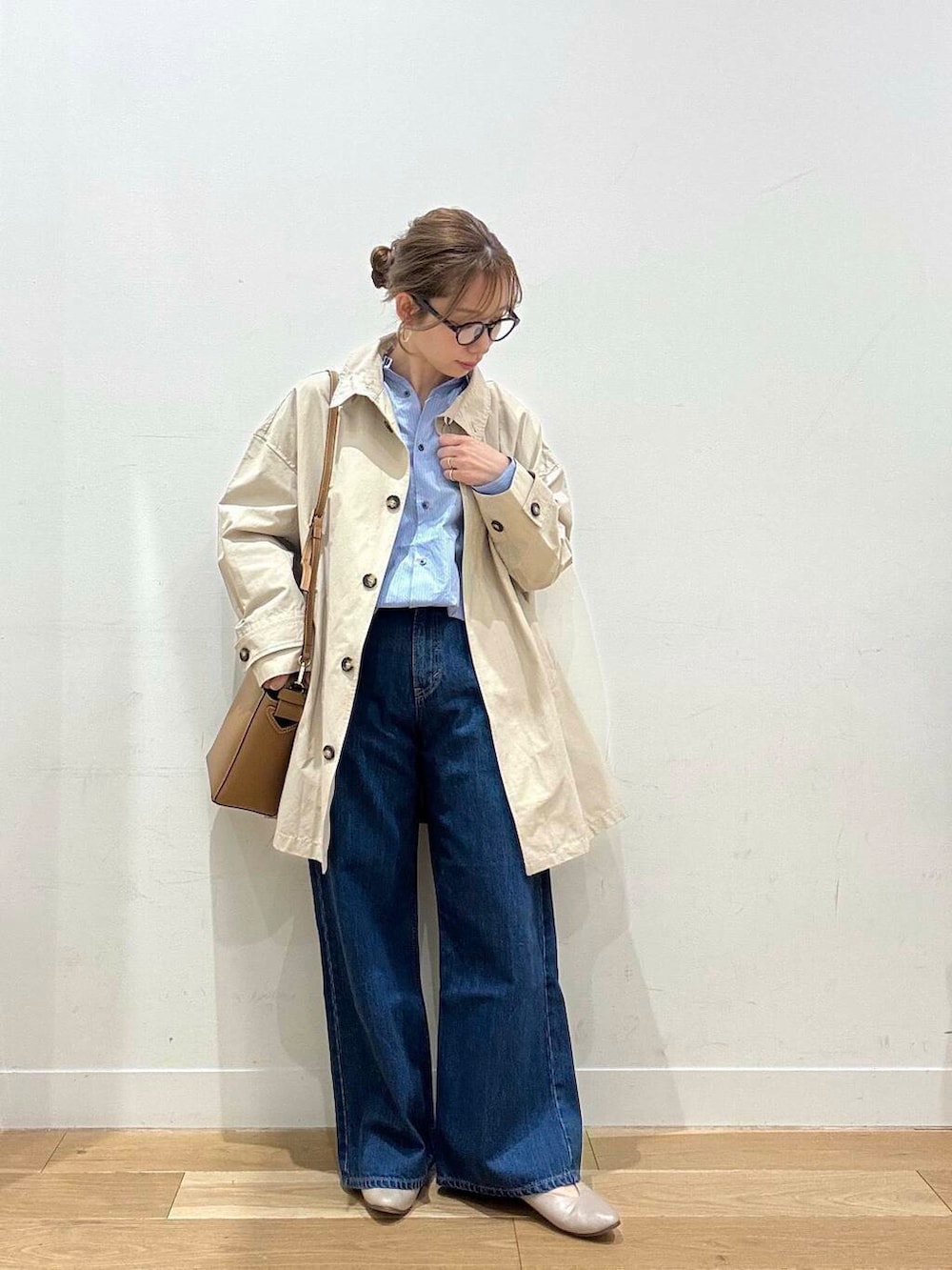 グレー系のパンプス、グレー系のその他アウター、ブルー系のシャツ/ブラウスを着用したレディースの春コーディネートの7枚目の写真