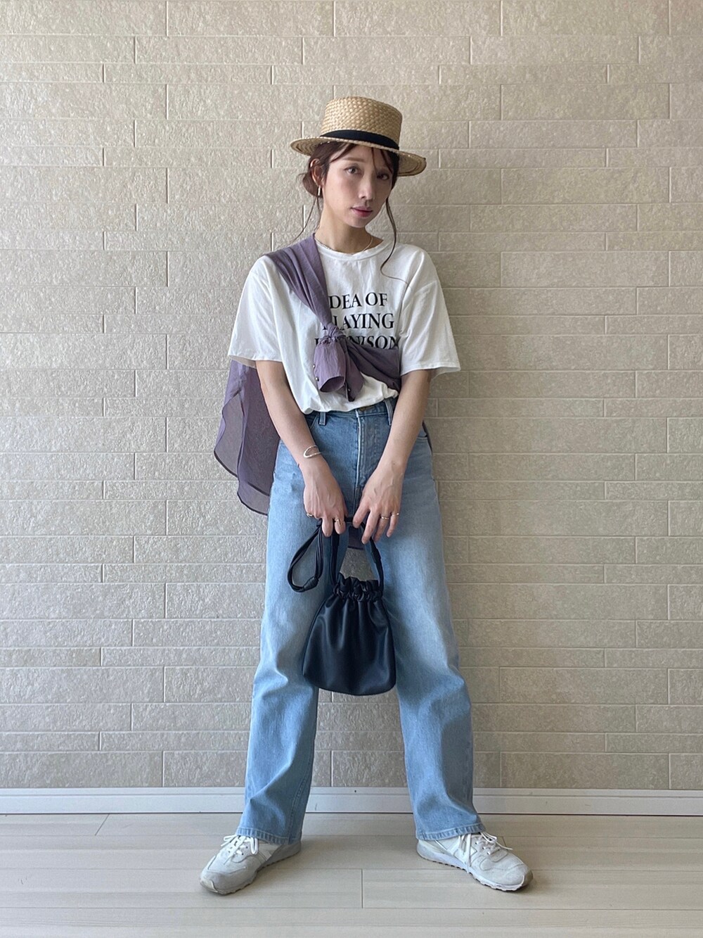 ブルー系のデニムパンツ、ホワイト系のTシャツ/カットソー、ホワイト系のスニーカーを着用したレディースの夏コーディネートの2枚目の写真