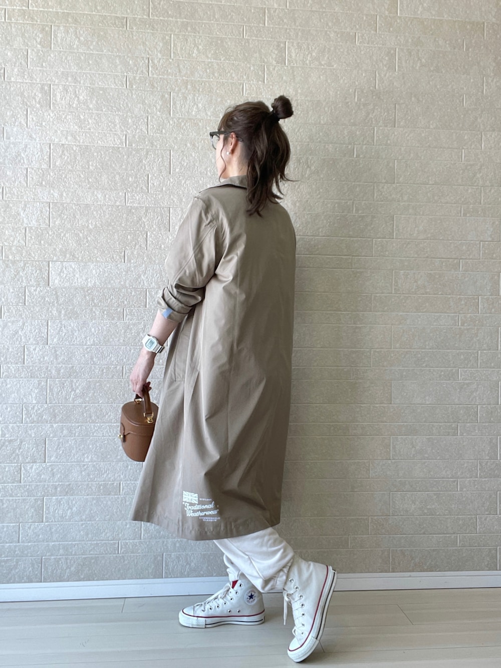 ホワイト系のTシャツ/カットソー、イエロー系のハンドバッグ、ホワイト系のスニーカーを着用したレディースの春コーディネートの5枚目の写真