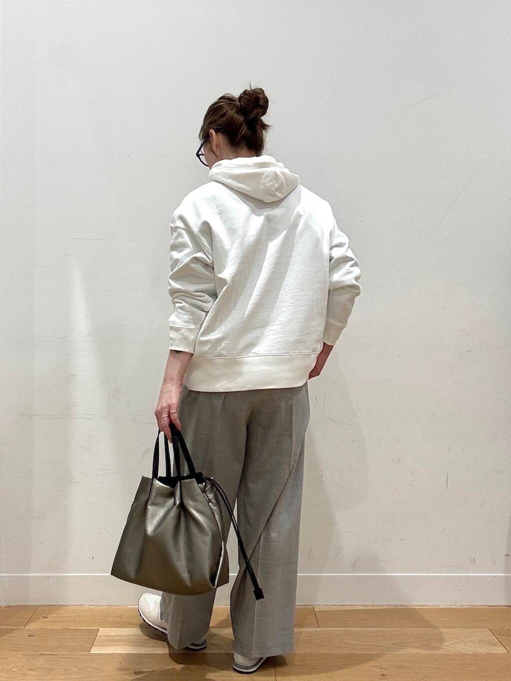 ブルー系のその他アウター、シルバー系のショルダーバッグ、ブルー系のシャツ/ブラウスを着用したレディースの春コーディネートの3枚目の写真