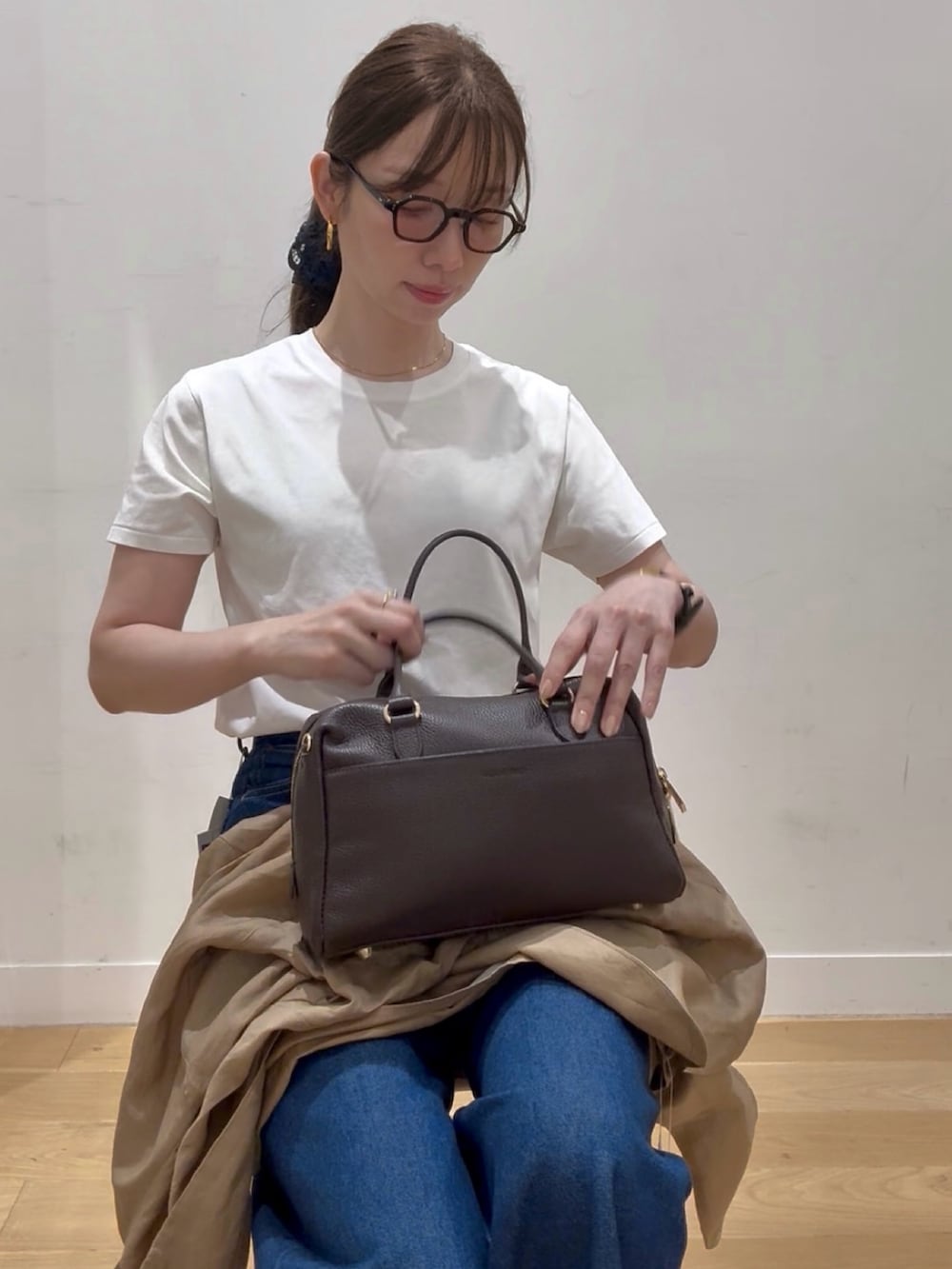 ホワイト系のTシャツ/カットソー、ブルー系のデニムパンツ、ベージュ系のその他アウターを着用したレディースの夏コーディネートの6枚目の写真