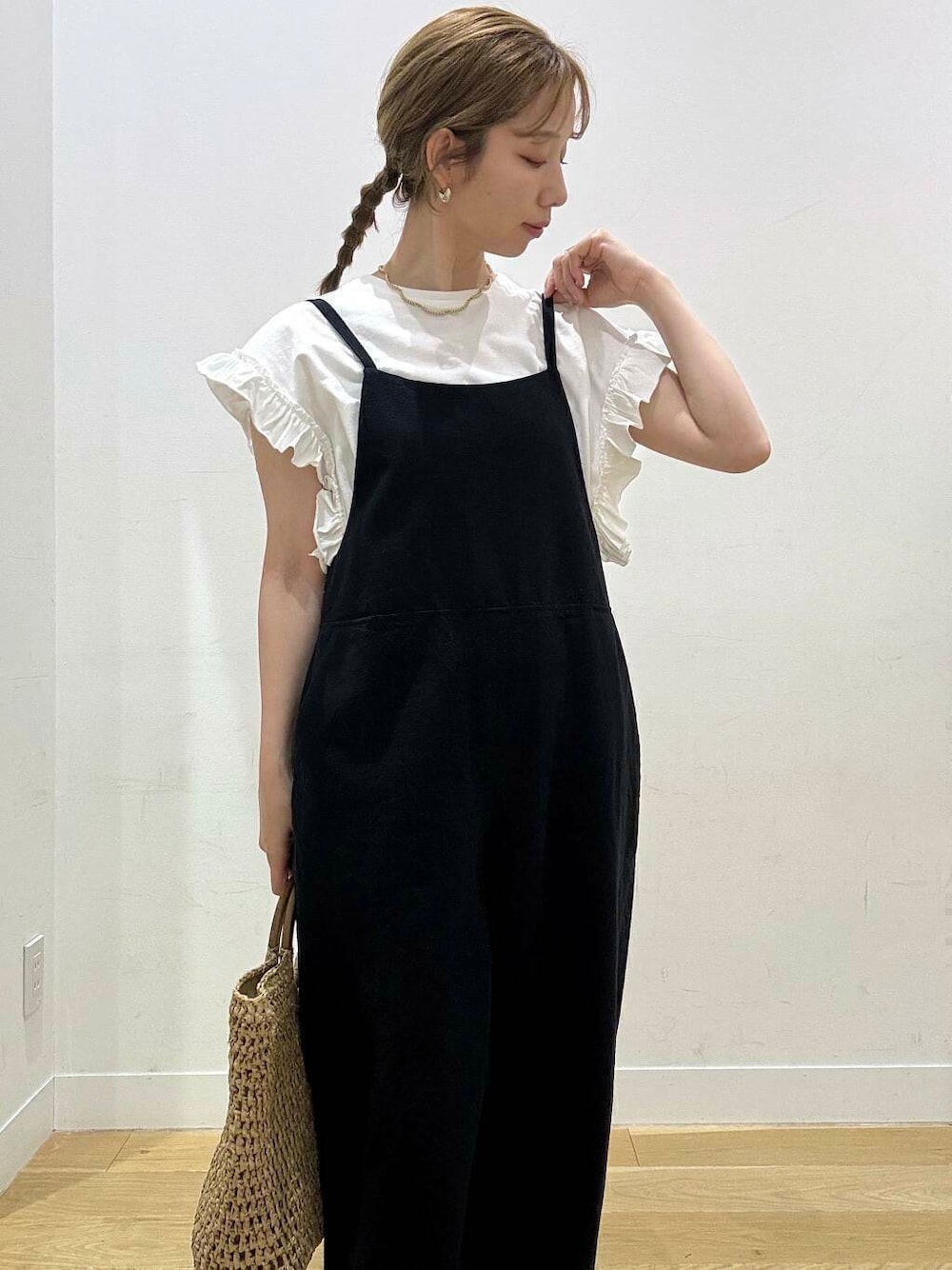 ホワイト系のサンダル、ベージュ系のトートバッグ、ブラック系のサロペット/オーバーオールを着用したレディースの春コーディネートの6枚目の写真