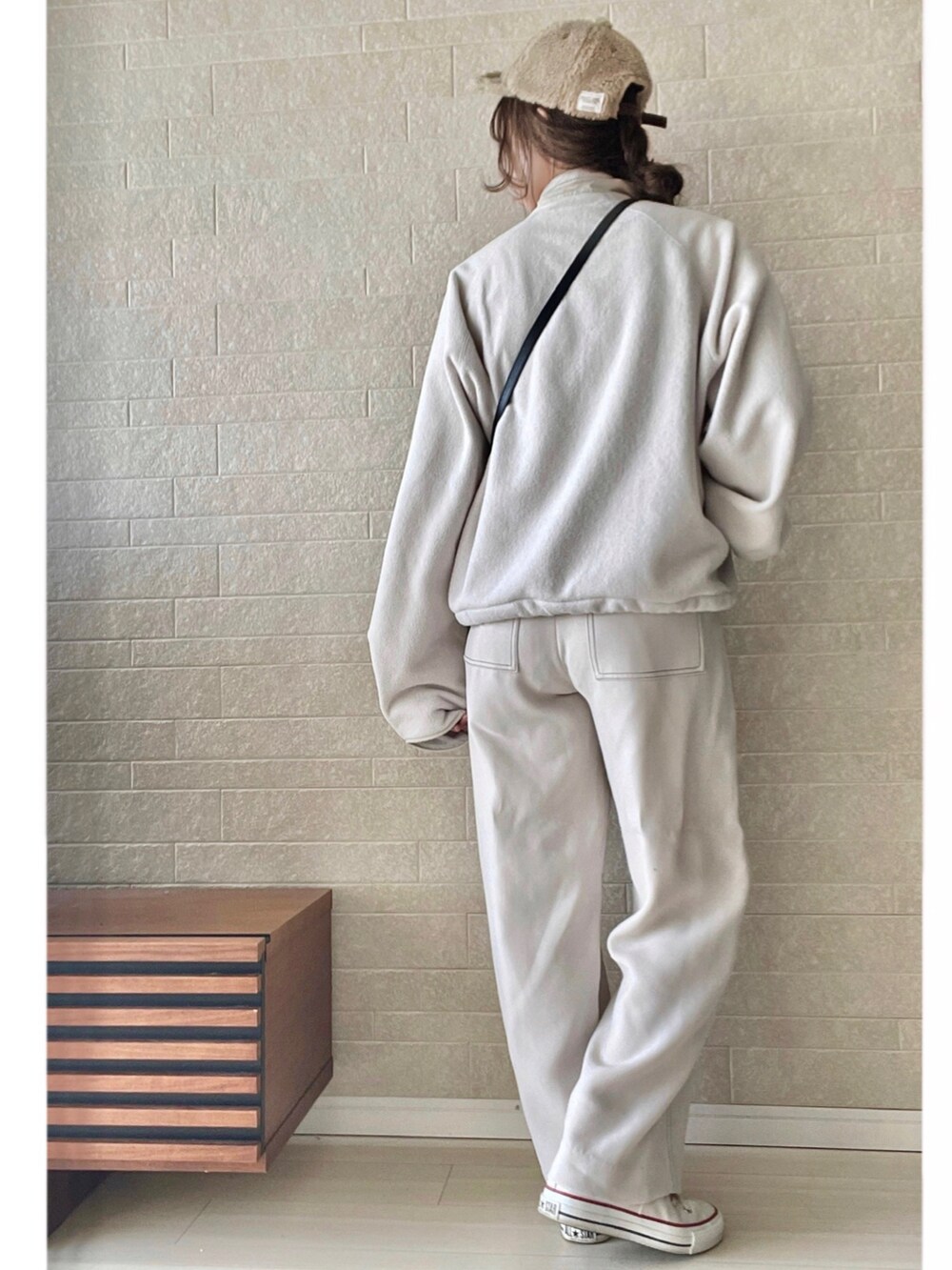 ホワイト系のブルゾン、ホワイト系のその他パンツ、ホワイト系のスニーカーを着用したレディースの冬コーディネートの2枚目の写真