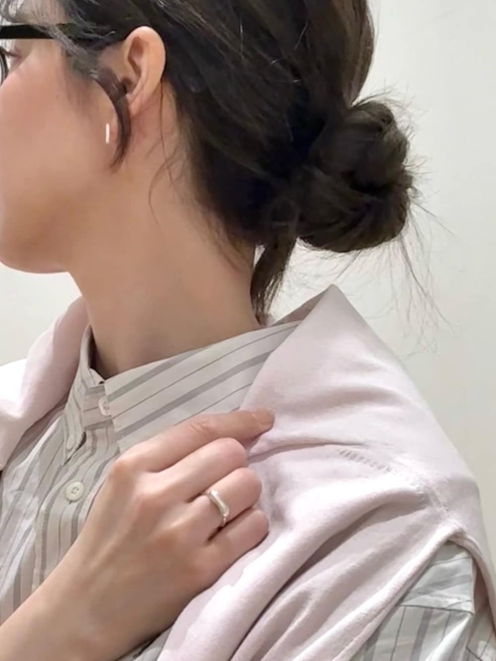 ピンク系のカーディガン/ボレロ、ホワイト系のシャツ/ブラウス、グレー系のその他パンツを着用したレディースの春コーディネートの5枚目の写真