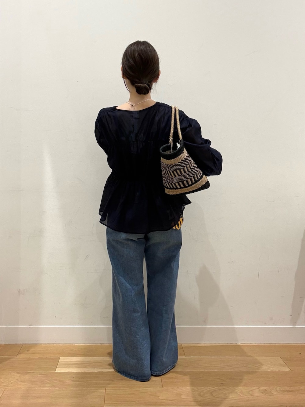 ブルー系のシャツ/ブラウス、ブルー系のデニムパンツ、ブラック系のサンダルを着用したレディースの春コーディネートの3枚目の写真