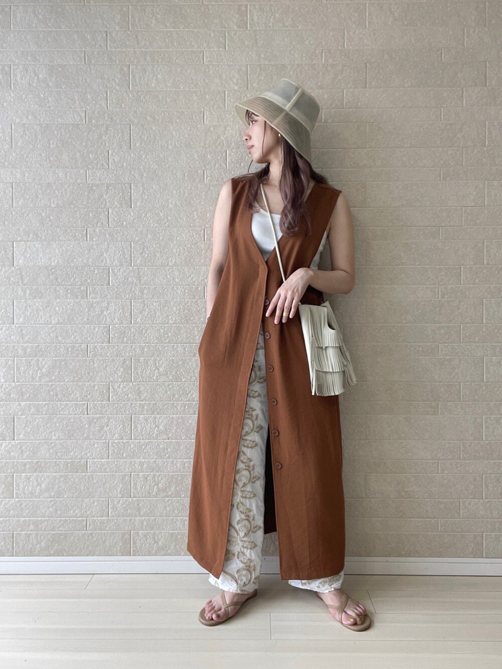 ブラウン系のワンピース、ホワイト系のその他パンツ、ブラウン系のサンダルを着用したレディースの夏コーディネートの2枚目の写真