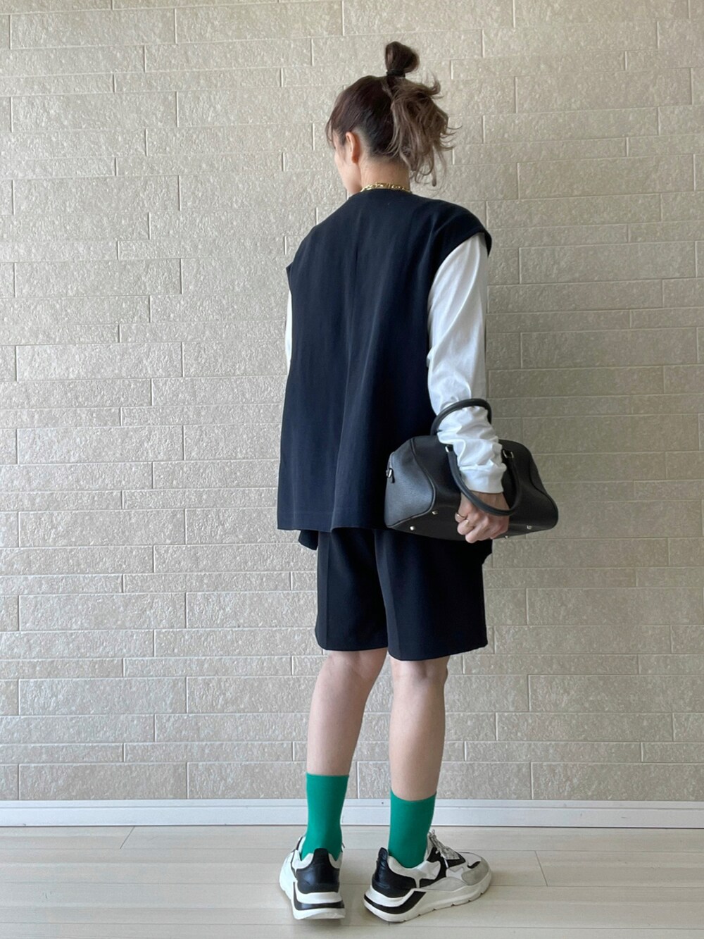 ホワイト系のTシャツ/カットソー、ブラック系のその他パンツ、ブラック系のベストを着用したレディースの夏コーディネートの4枚目の写真