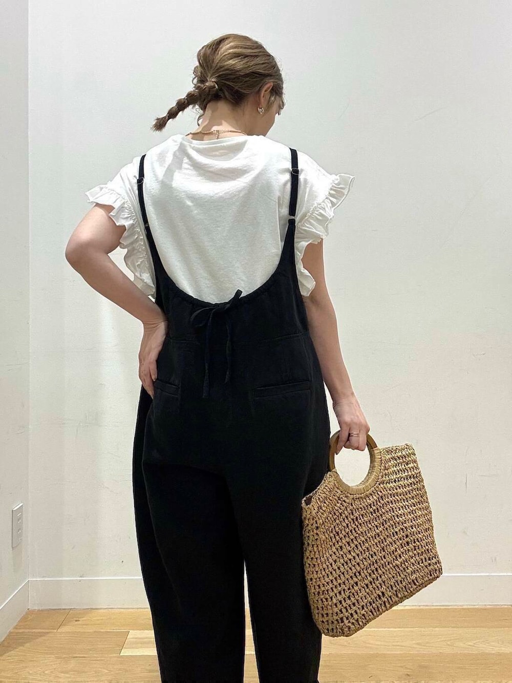 ホワイト系のサンダル、ベージュ系のトートバッグ、ブラック系のサロペット/オーバーオールを着用したレディースの春コーディネートの7枚目の写真