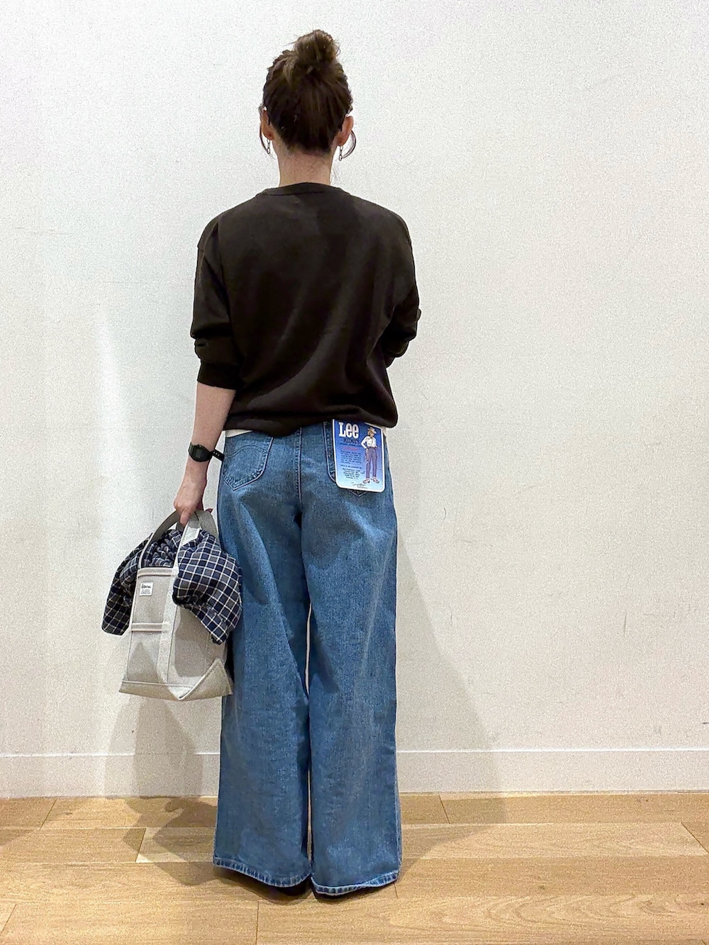 ブラウン系のパンプス、ブラウン系のニット/セーター、ブルー系のシャツ/ブラウスを着用したレディースの秋コーディネートの4枚目の写真