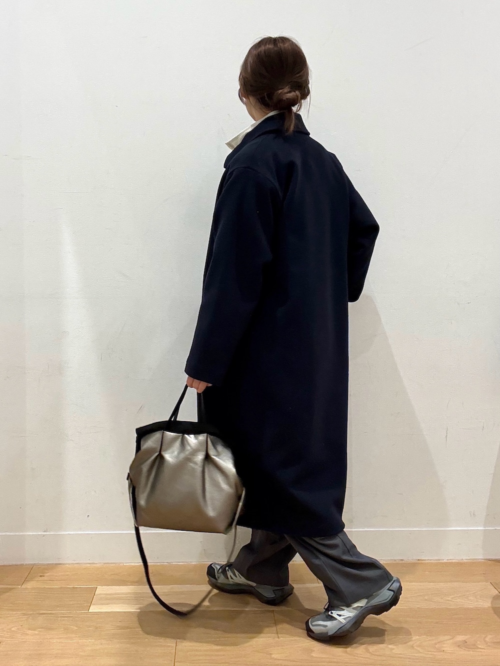 ホワイト系のその他トップス、グレー系のその他パンツ、ブルー系のシャツ/ブラウスを着用したレディースの冬コーディネートの3枚目の写真