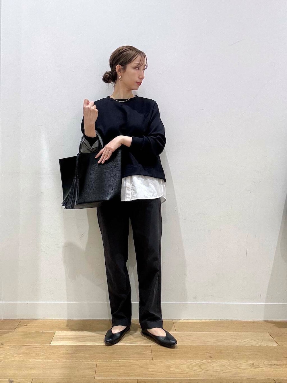 ブラック系のトートバッグ、ブラック系のパンプス、グレー系のエコバッグ/サブバッグを着用したレディースの冬コーディネートの5枚目の写真