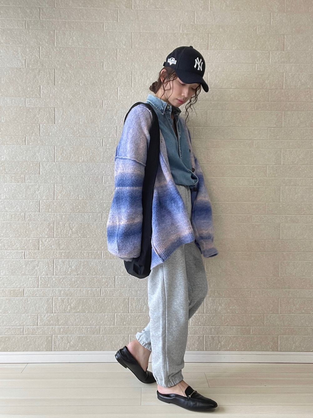 ブルー系のカーディガン/ボレロ、グレー系のスウェットパンツ、ブルー系のシャツ/ブラウスを着用したレディースの秋コーディネートの3枚目の写真