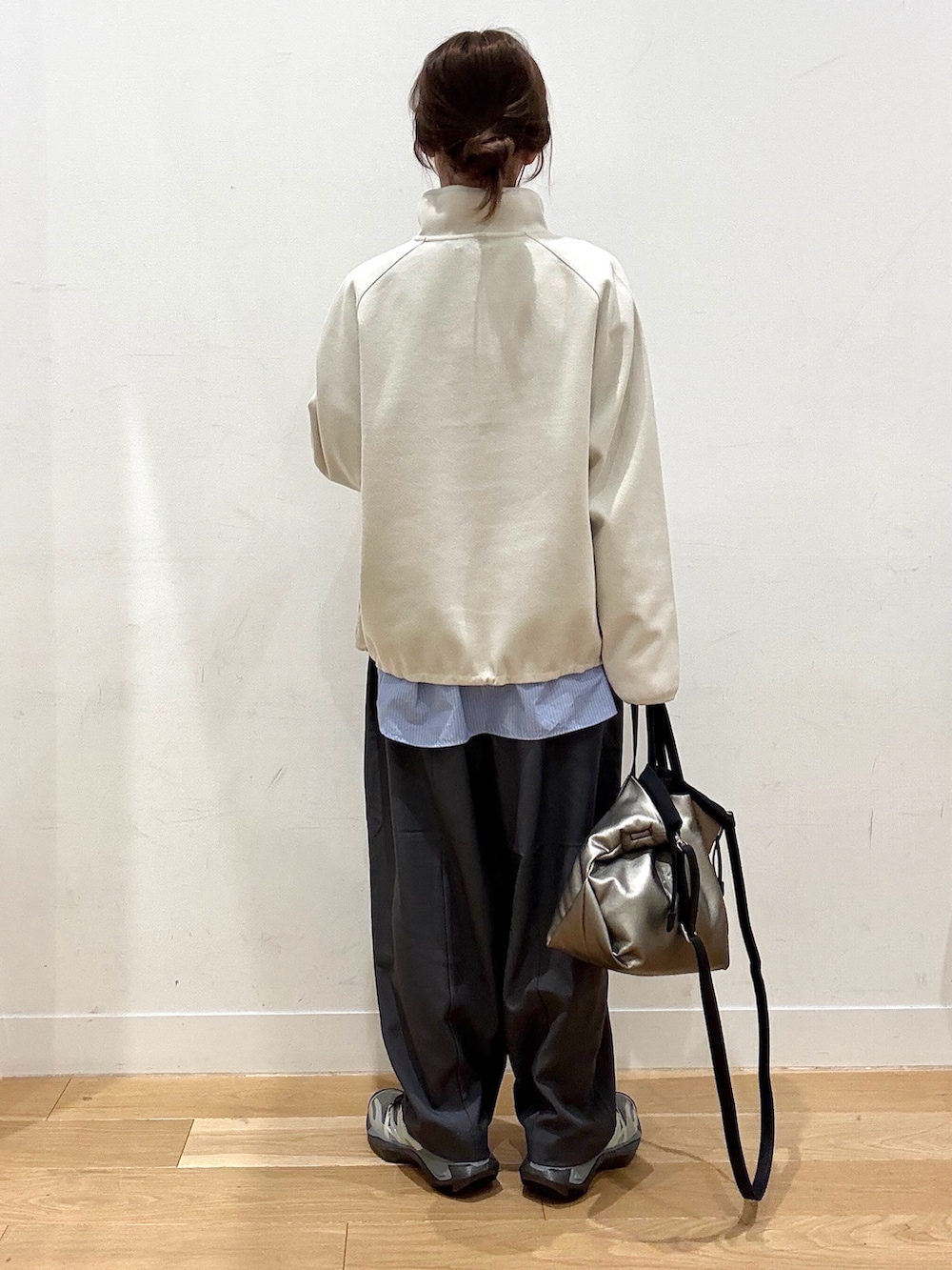 ホワイト系のその他トップス、グレー系のその他パンツ、ブルー系のシャツ/ブラウスを着用したレディースの冬コーディネートの6枚目の写真