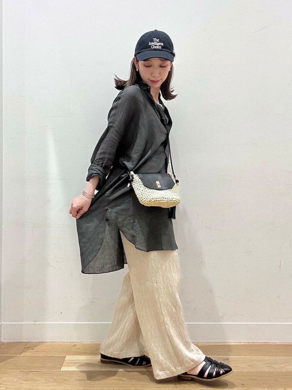 「大人カジュアル、イージーパンツ、doors、シアートップス、シンプルスタイル、グルカサンダル、キャップコーデ、骨格ナチュラル、ナチュラル×イエベ春、即戦力シャツコーデ」|「RODE SKOのペーパーコンビショルダーバッグ(ショルダーバッグ、ベージュ系)」を使った、えばみ。さん(レディース・160cm)の春コーディネートの3枚目の写真
