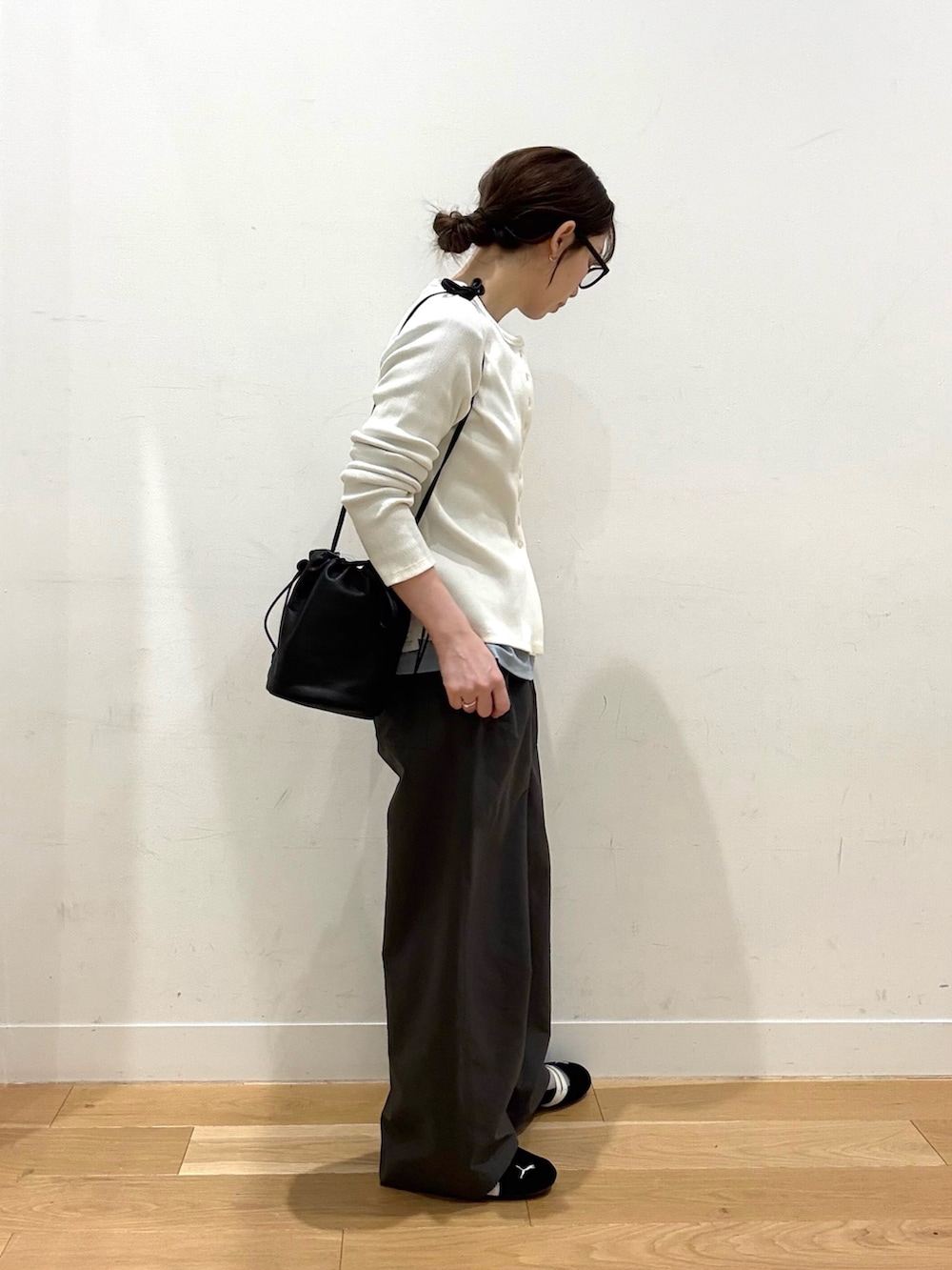 ホワイト系のカーディガン/ボレロ、ブルー系のTシャツ/カットソー、ブラック系のショルダーバッグを着用したレディースの春コーディネートの3枚目の写真