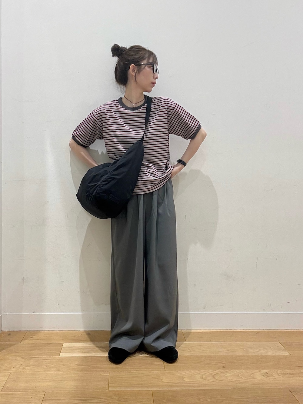 ブラック系のサンダル、グレー系のTシャツ/カットソー、グレー系のその他パンツを着用したレディースの夏コーディネートの2枚目の写真