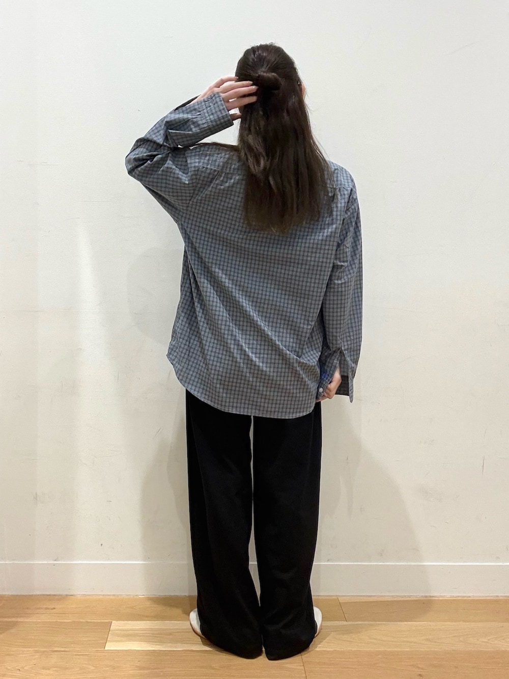ブラウン系のTシャツ/カットソー、ブルー系のシャツ/ブラウス、ブラック系のその他パンツを着用したレディースの夏コーディネートの5枚目の写真