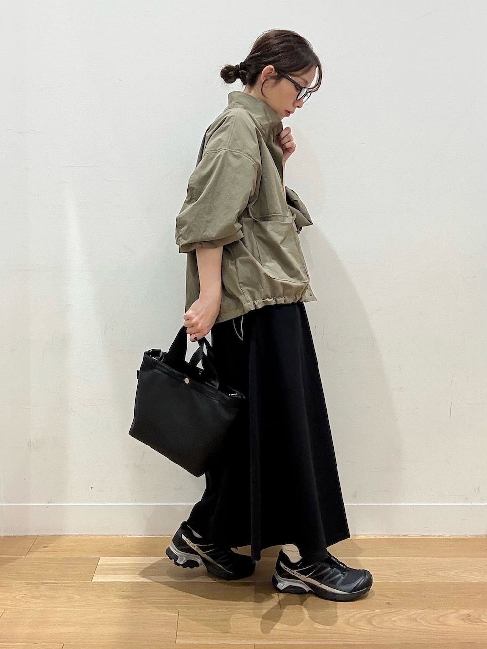 グリーン系のブルゾン、ブラック系のハンドバッグ、その他のTシャツ/カットソーを着用したレディースの春コーディネートの4枚目の写真