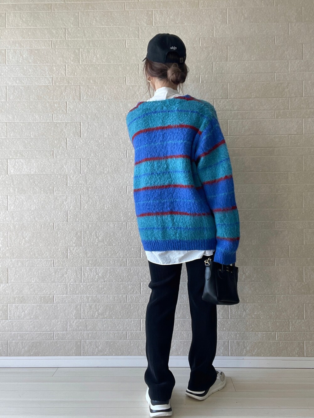 ブラック系のその他パンツ、ブラック系のトートバッグ、ホワイト系のスニーカーを着用したレディースの秋コーディネートの4枚目の写真