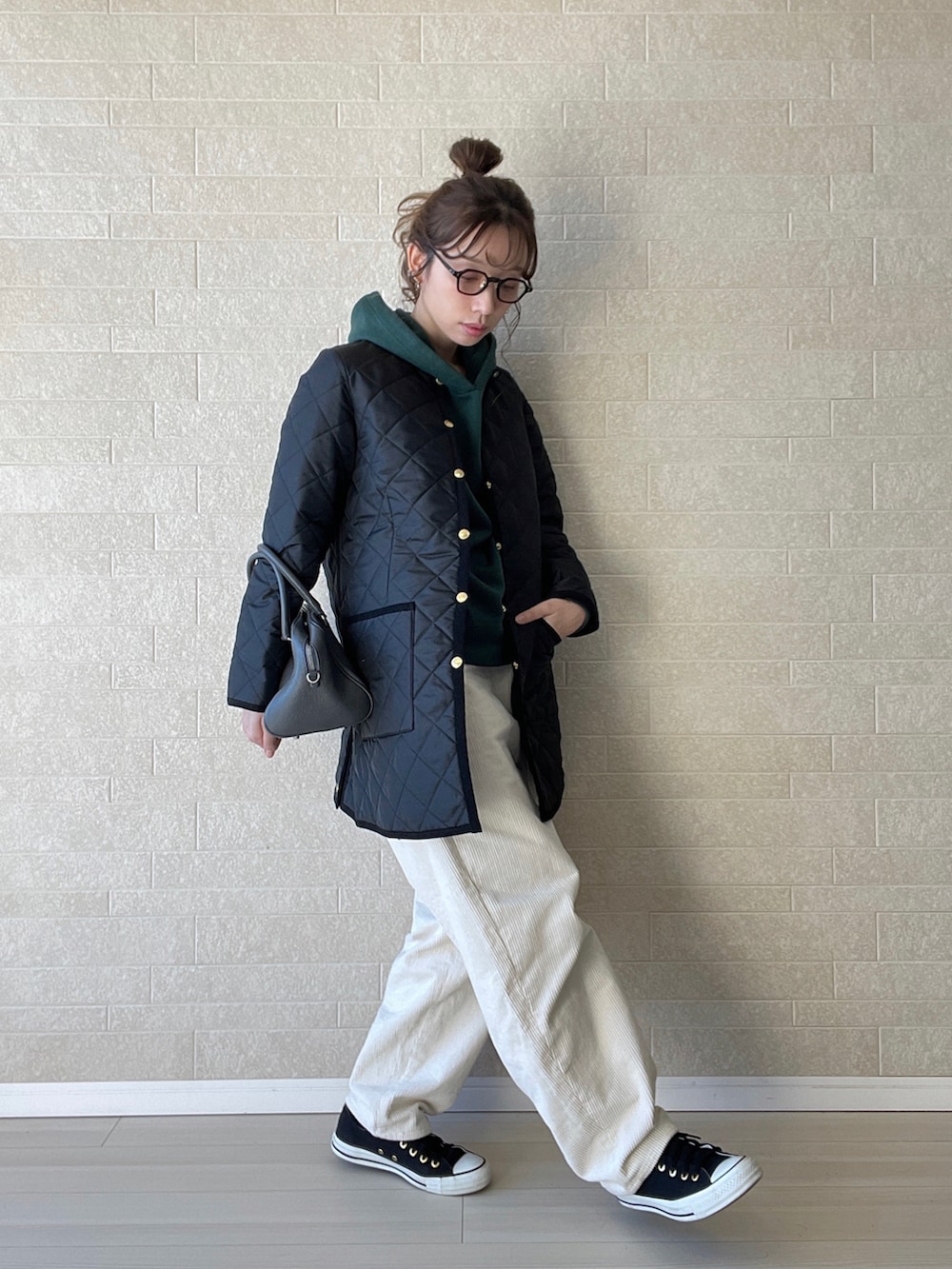 「パーカー、コンバース、ボストンバッグ、秋冬コーデ、きれいめカジュアル、PR、Traditional Weatherwear、トラッド、キルティングジャケット、コーデュロイ、コーデュロイパンツ、冬コーデ、新作」｜「Traditional WeatherwearのARKLEY MIDDLE（その他アウター、ブラック系）」を使った、えばみ。さん（レディース・160cm）の秋コーディネートの2枚目の写真
