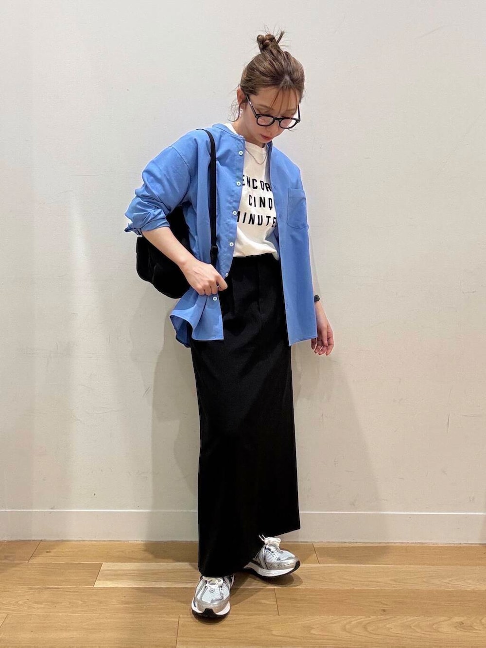 グレー系のその他アウター、ブルー系のシャツ/ブラウス、ブラック系のバックパック/リュックを着用したレディースの春コーディネートの3枚目の写真