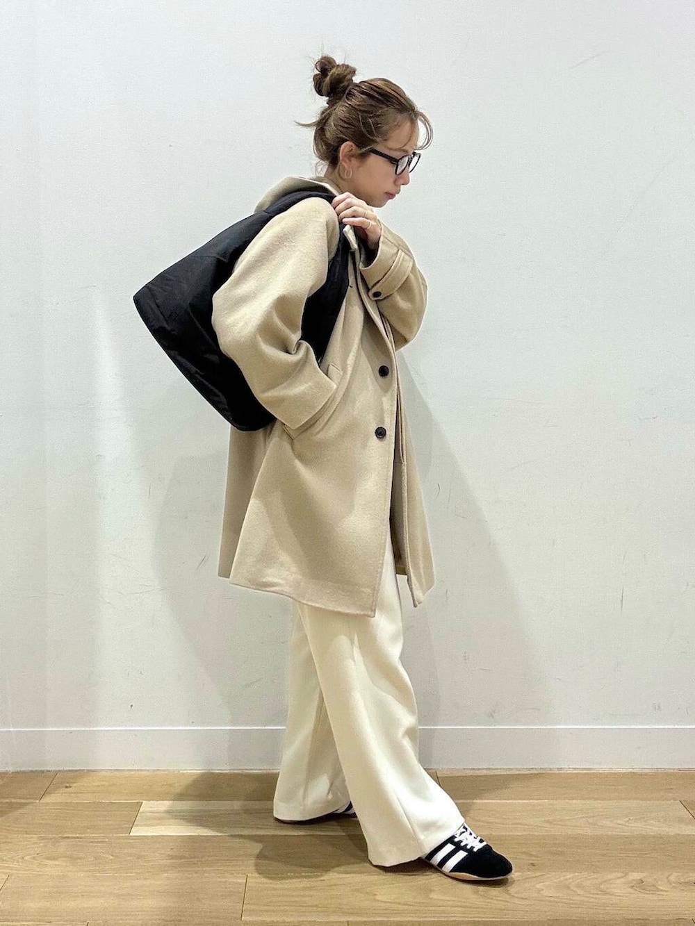 ホワイト系のその他パンツ、ブラック系のトートバッグ、グレー系のニット/セーターを着用したレディースの冬コーディネートの5枚目の写真