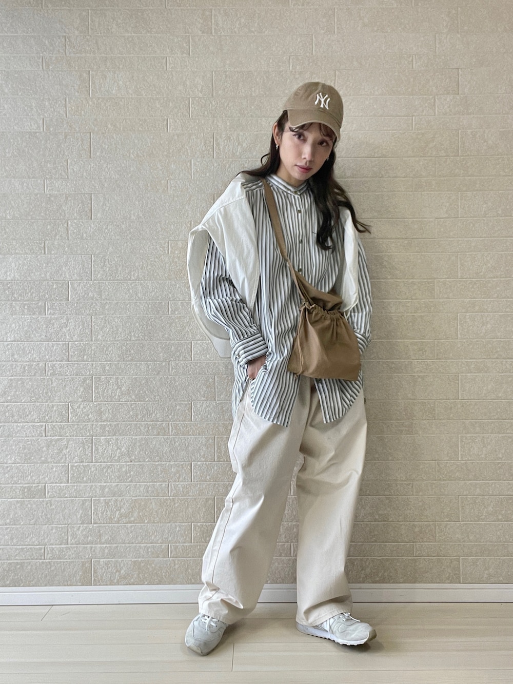 ホワイト系のその他パンツ、ブラウン系のシャツ/ブラウス、ホワイト系のスニーカーを着用したレディースの春コーディネートの4枚目の写真