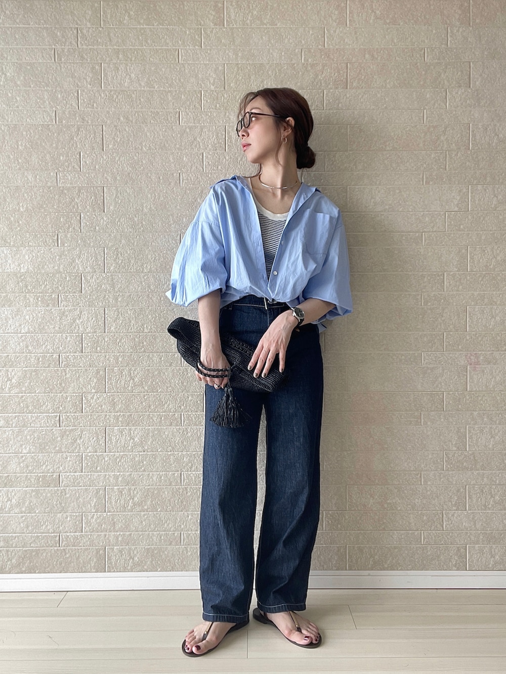 ブルー系のサロペット/オーバーオール、ブラウン系のサンダル、ブルー系のシャツ/ブラウスを着用したレディースの夏コーディネートの2枚目の写真