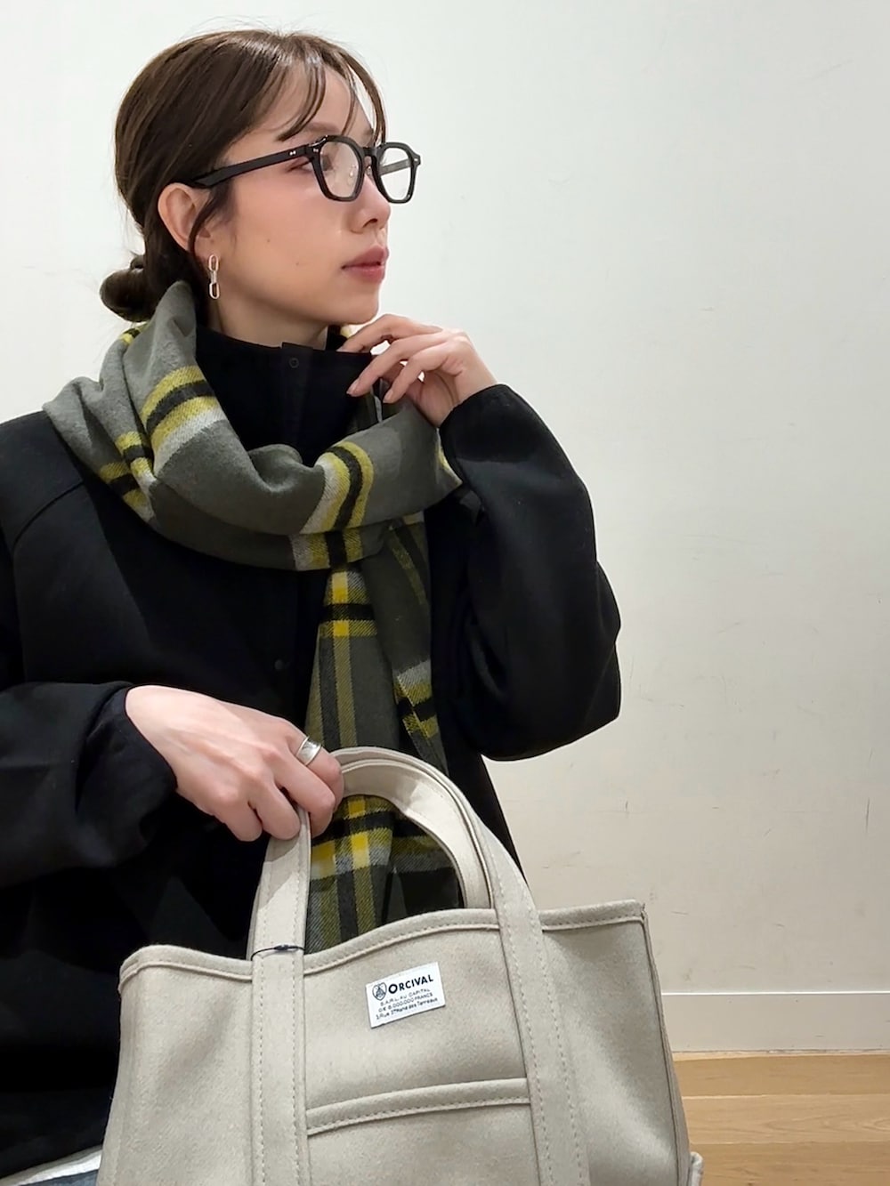 ホワイト系のシャツ/ブラウス、ブルー系のデニムパンツ、ベージュ系のトートバッグを着用したレディースの冬コーディネートの7枚目の写真