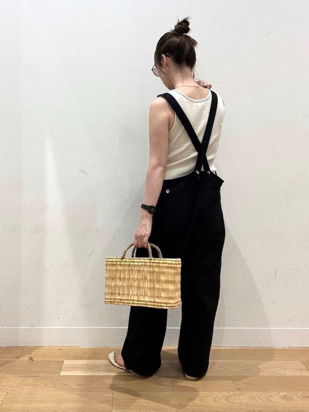 ブラック系のサンダル、ホワイト系のタンクトップ、グリーン系のシャツ/ブラウスを着用したレディースの夏コーディネートの6枚目の写真