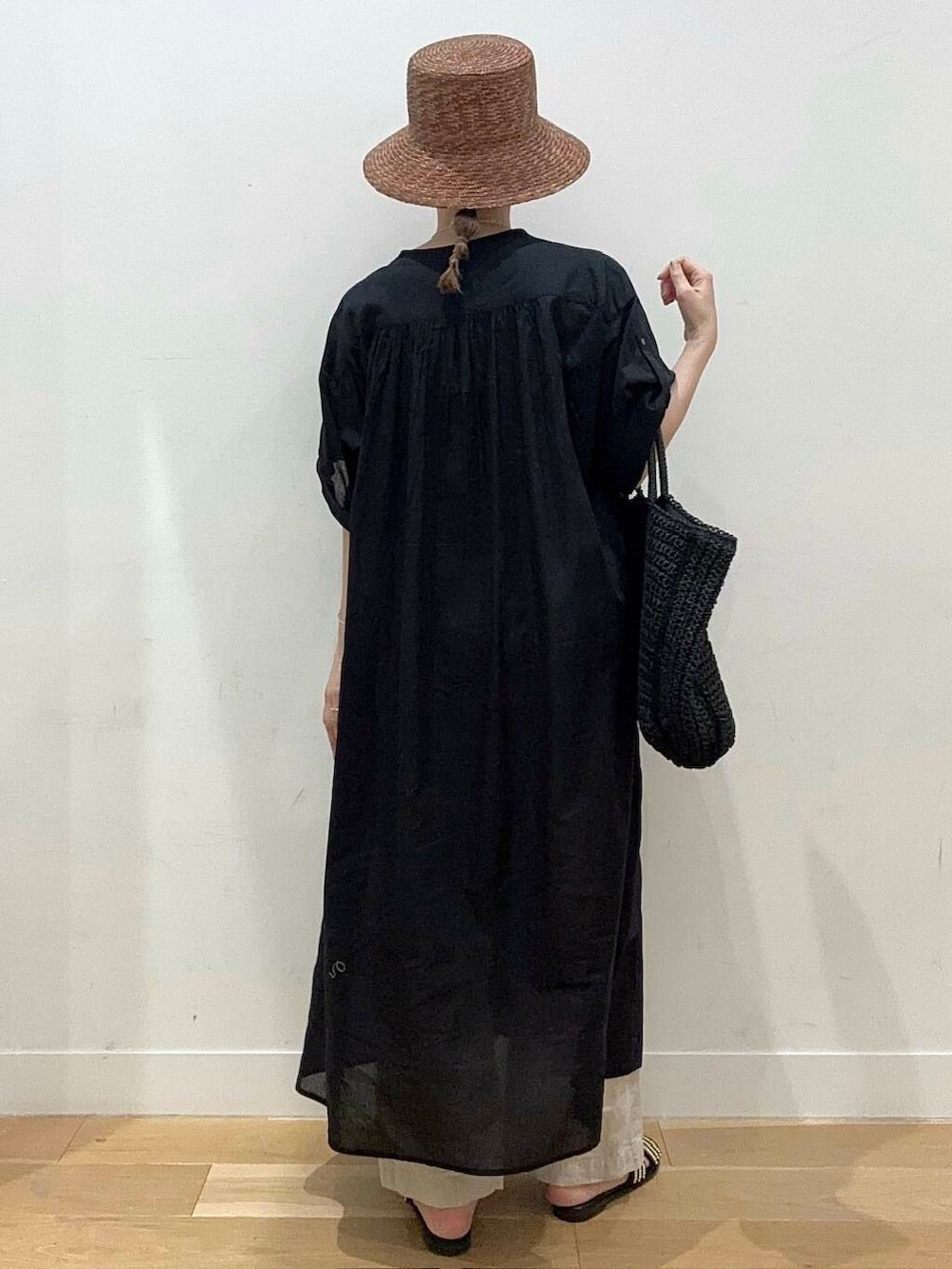 ベージュ系のその他パンツ、ブラック系のトートバッグ、ブラック系のワンピースを着用したレディースの春コーディネートの4枚目の写真